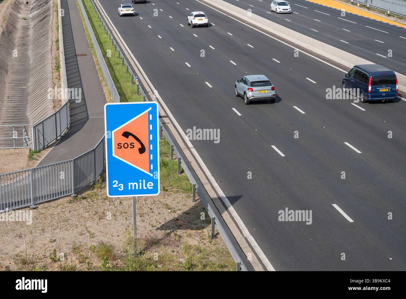 Auto che superano un cartello di rifugio di emergenza SOS sull'autostrada M4, Dorney, Regno Unito. Foto Stock