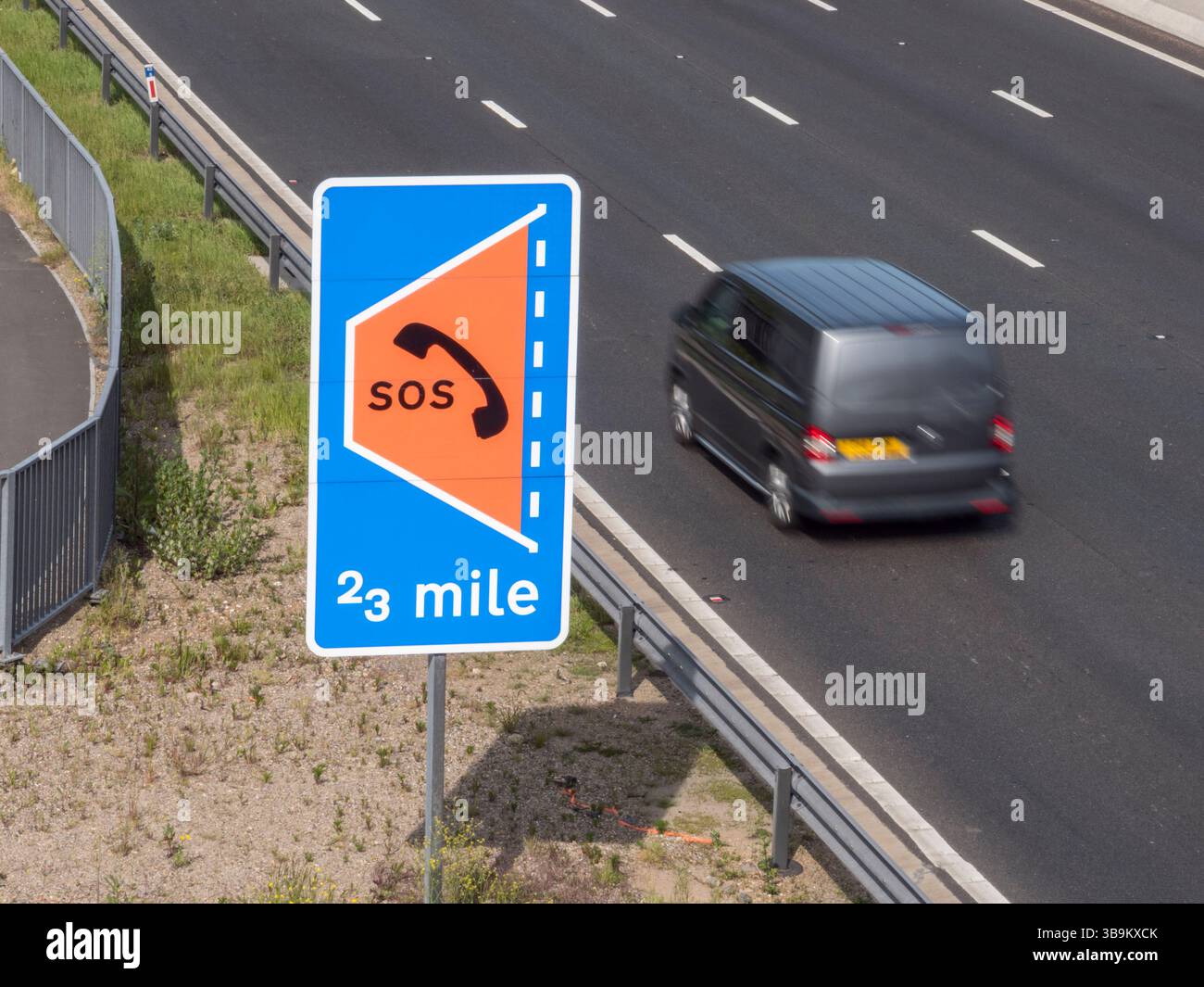 Auto che superano un cartello di rifugio di emergenza SOS sull'autostrada M4, Dorney, Regno Unito. Foto Stock