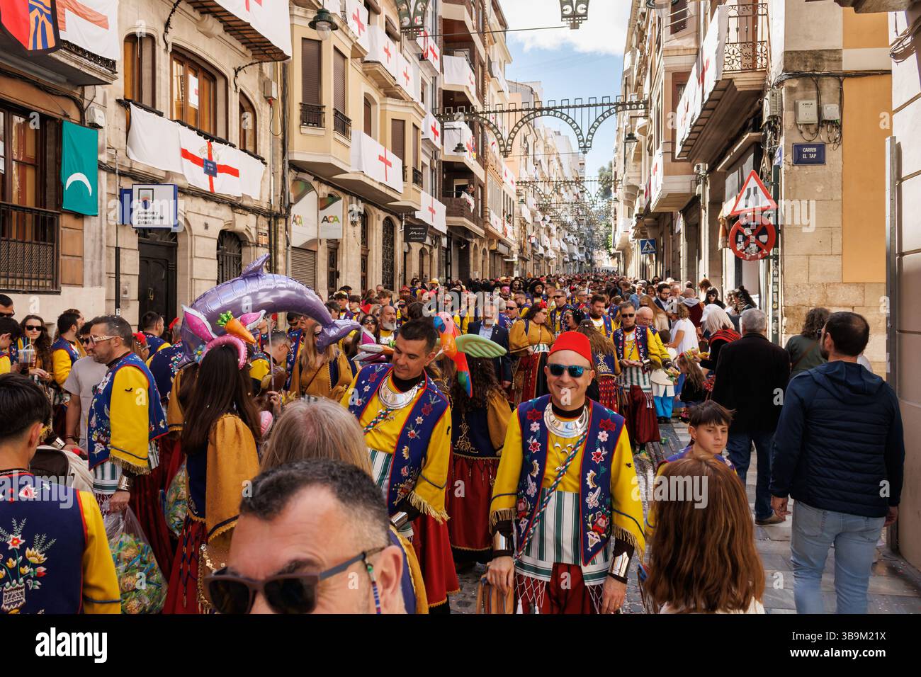 Alcoy, Spagna, 05-04-2025: Sfilata informale con i festeggiamenti dei Mori e dei cristiani ad Alcoy 2025 Foto Stock