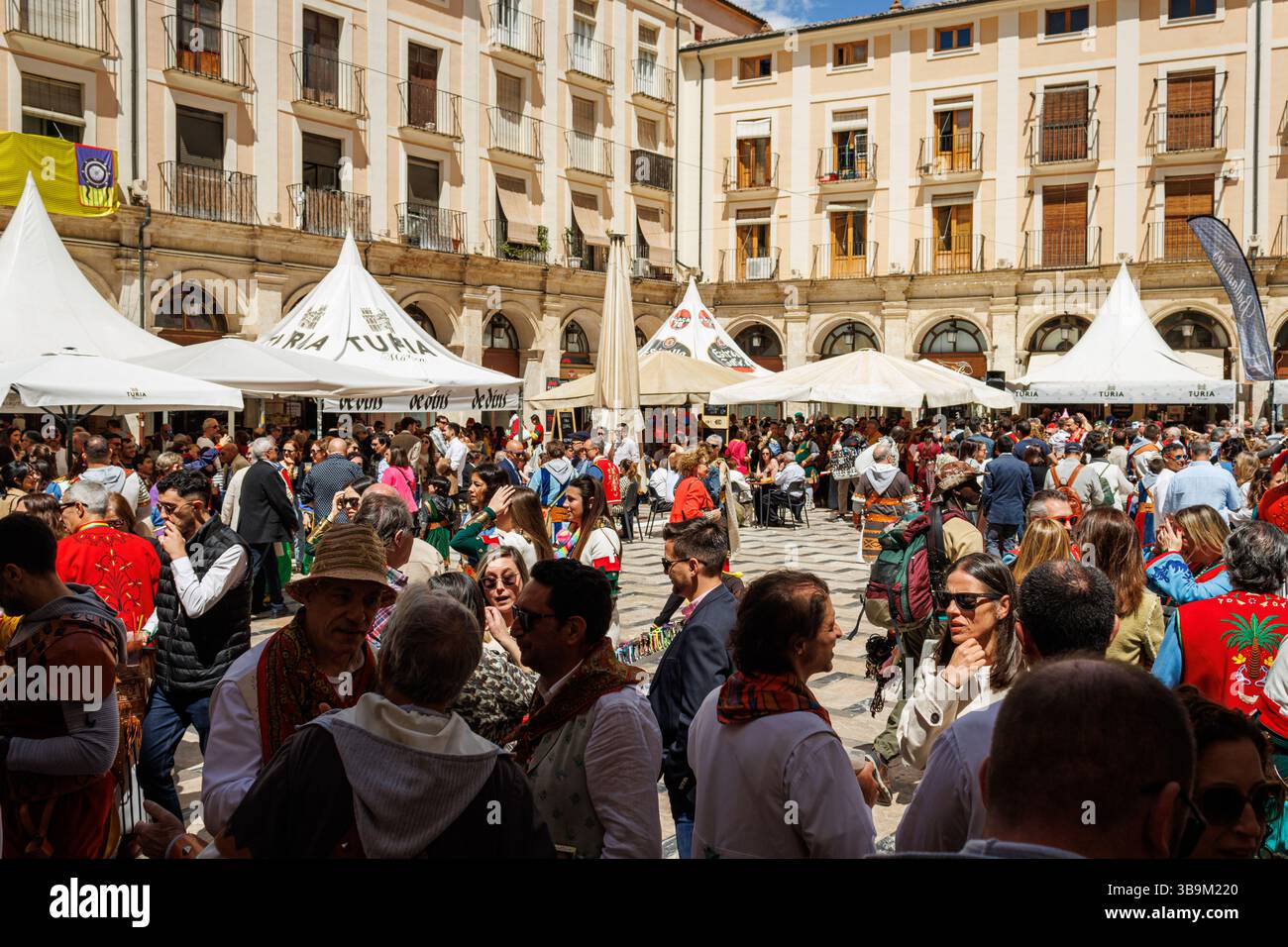 Alcoy, Spagna, 05-04-2025: Atmosfera festosa nella piazza interna con cibo e bevande durante il festival Mori e cristiani ad Alcoy 2025 Foto Stock
