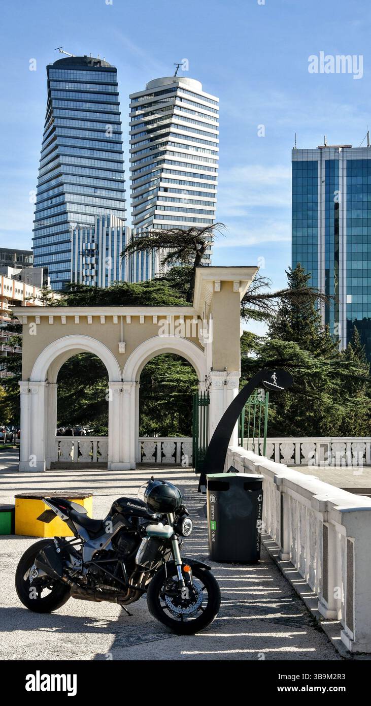 Vista degli edifici moderni del quartiere Vake, delle moto e dell'architettura del periodo sovietico. Ingresso al parco Vake. Tbilisi, Georgia Foto Stock