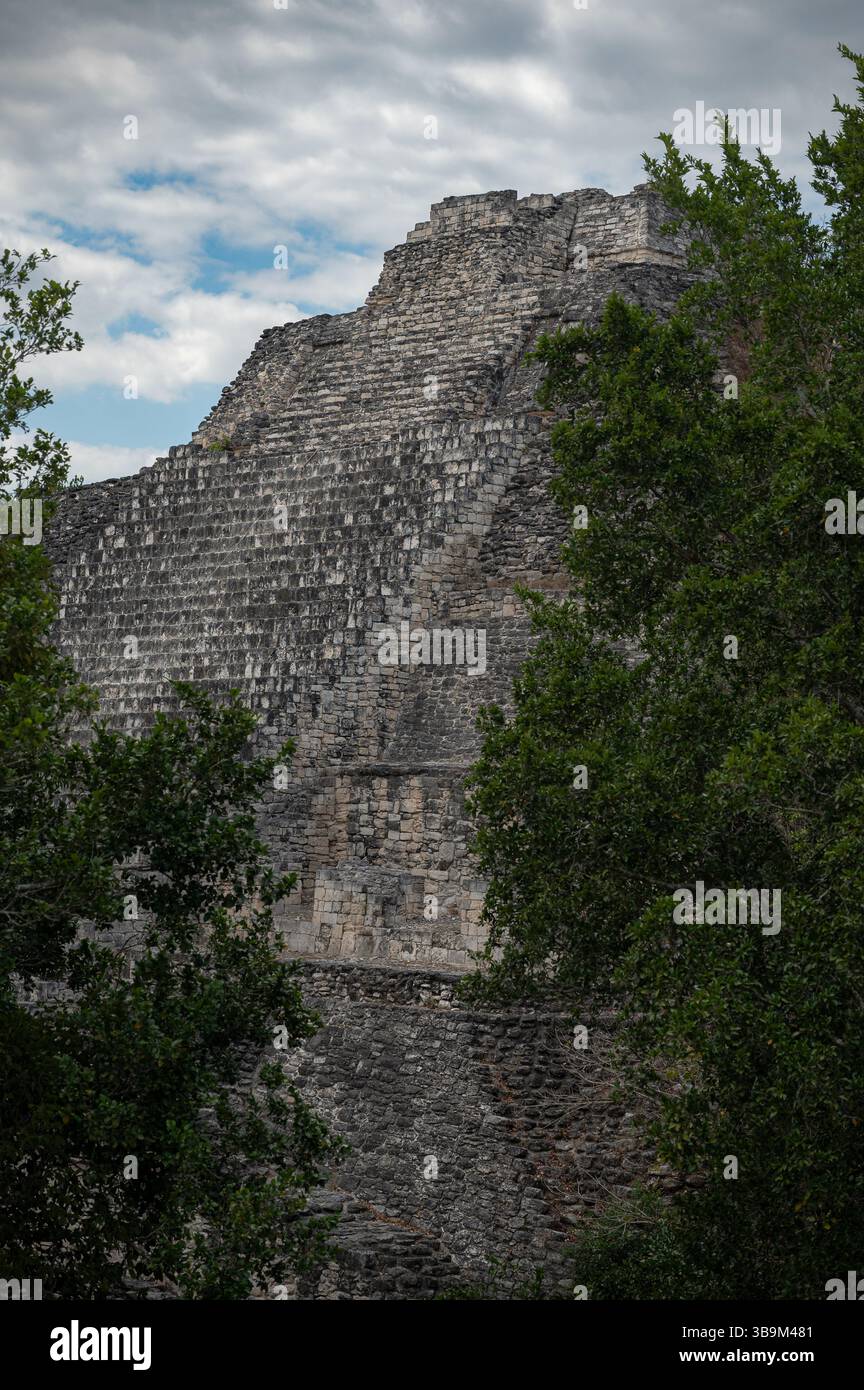 Scale ripide della piramide maya principale a Becan, Messico Foto Stock