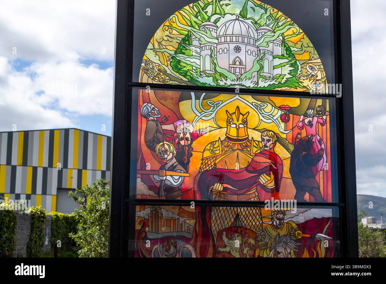 Bicchiere di Trono di Spade. Una serie di pannelli d'arte in stile vetrate, che celebrano il collegamento di Belfast alla serie TV e al film. Foto Stock