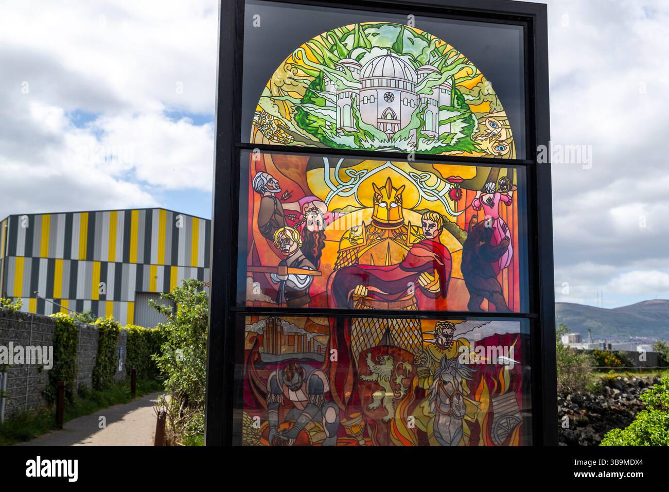 Bicchiere di Trono di Spade. Una serie di pannelli d'arte in stile vetrate, che celebrano il collegamento di Belfast alla serie TV e al film. Foto Stock