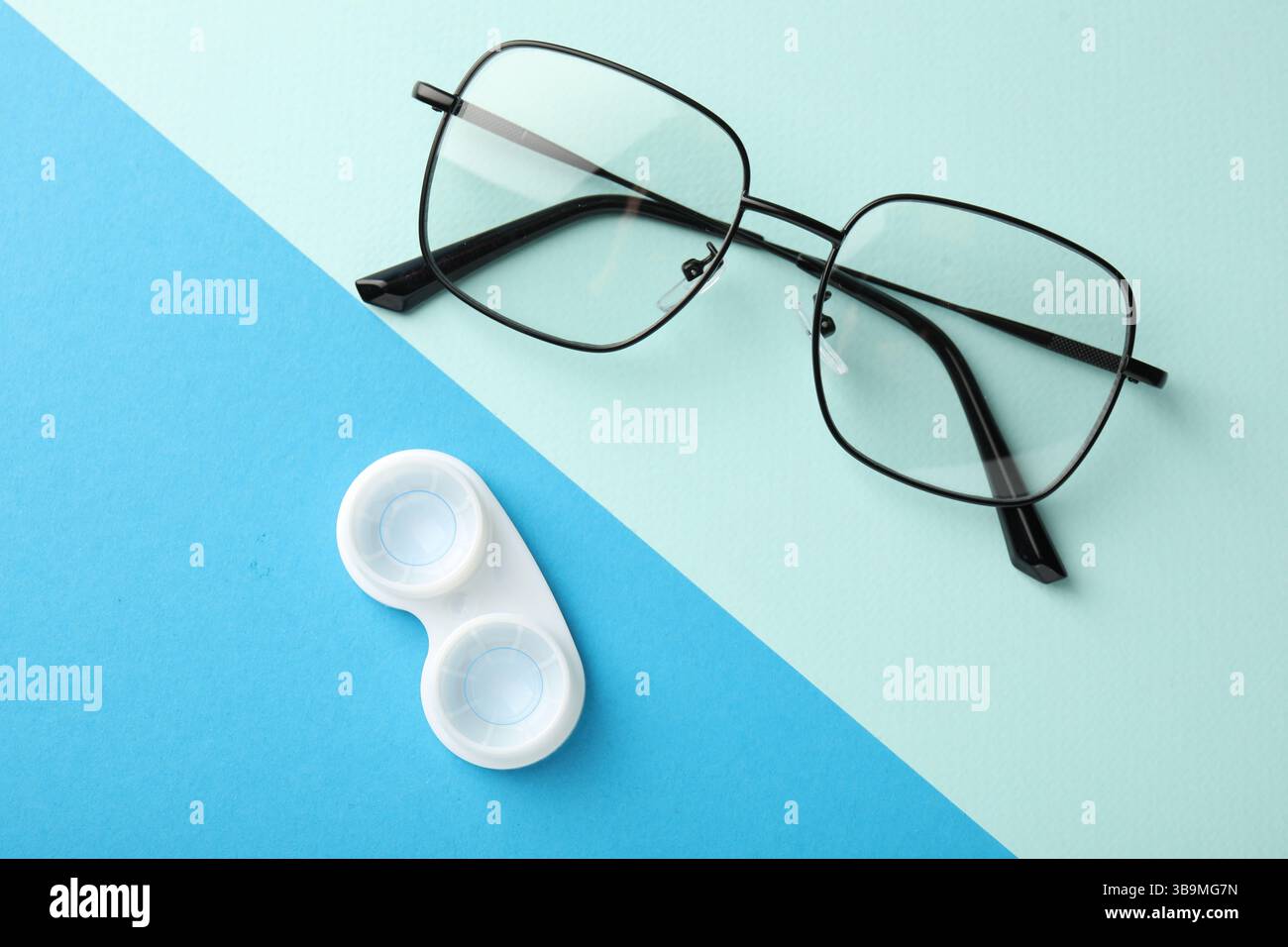 Lenti a contatto in astuccio e occhiali su sfondo colorato, piatto Foto Stock