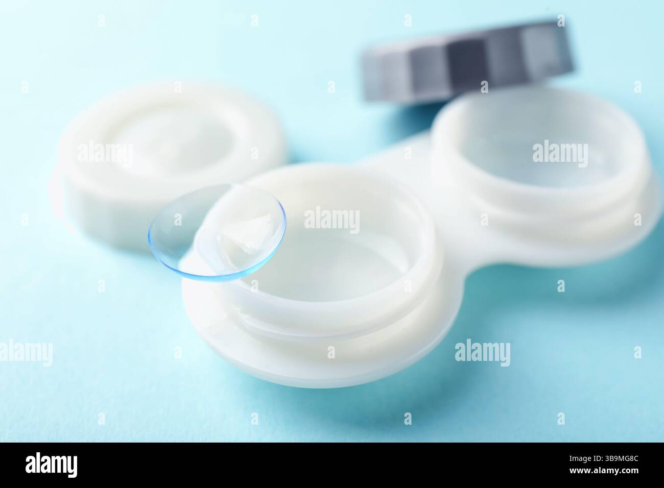 Lenti a contatto e custodia su sfondo azzurro, primo piano Foto Stock