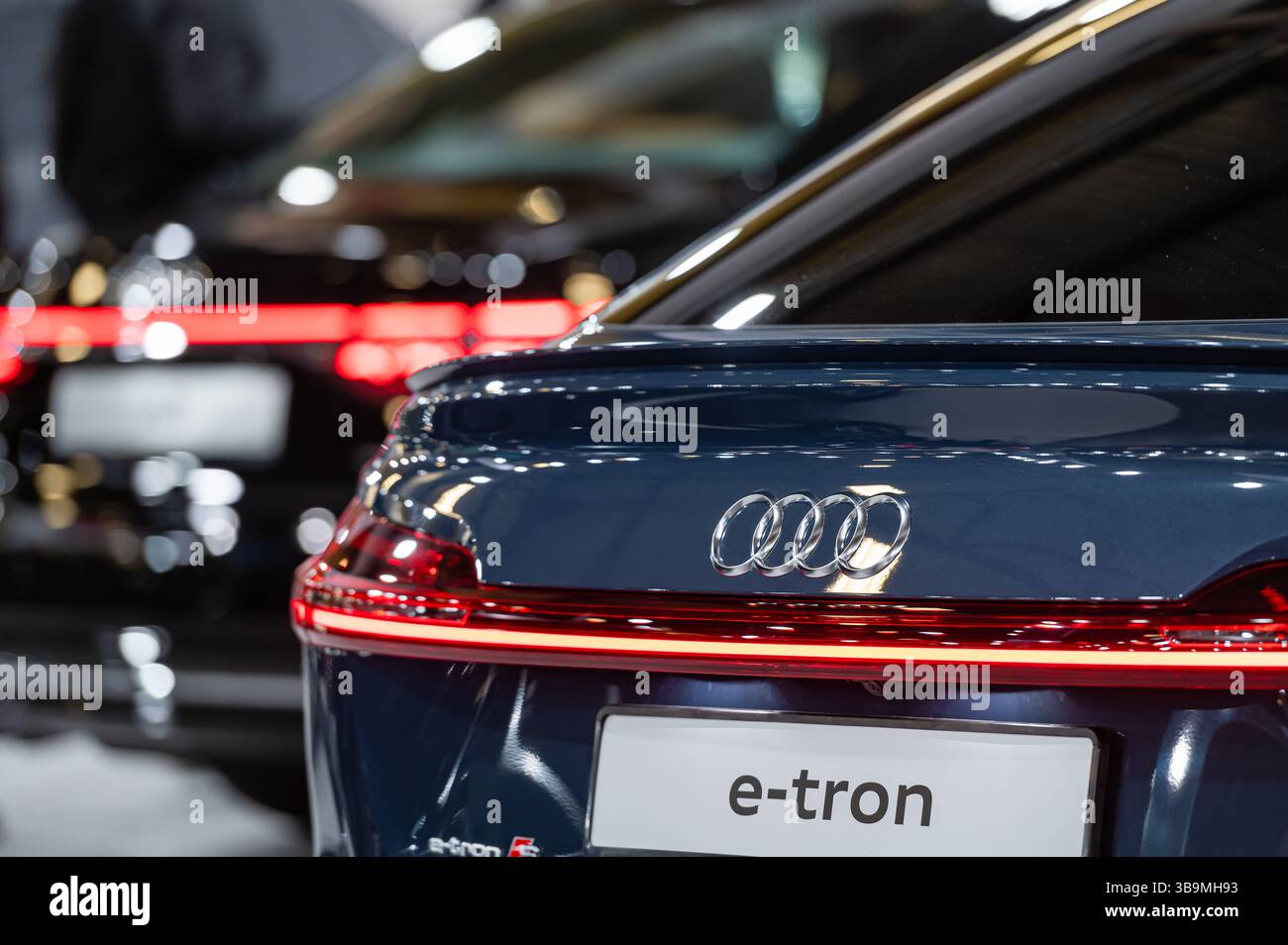 Riga, Lettonia, 29 aprile 2022: Le moderne auto elettriche sono esposte in modo preminente in una fiera automobilistica con design eleganti. Foto Stock