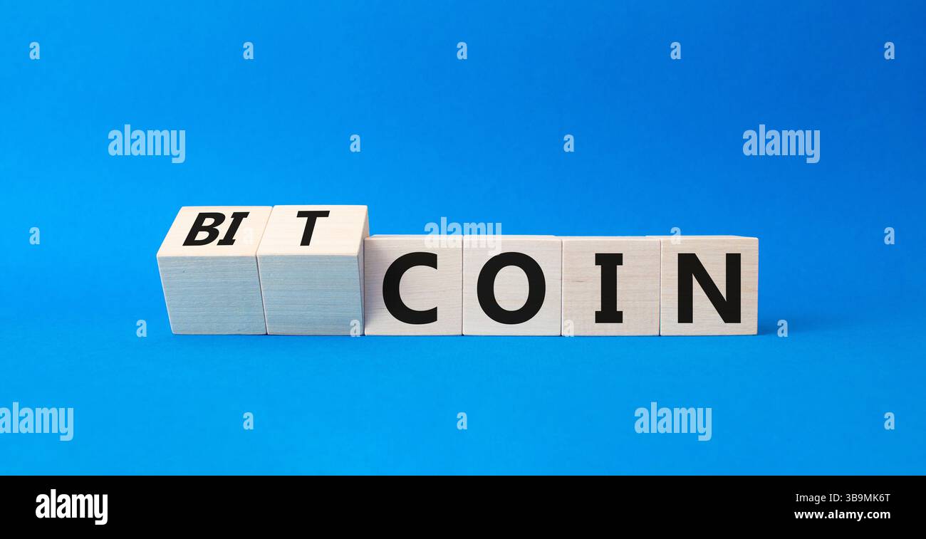 Simbolo Bitcoin. Cubi di legno torniti con parole Bitcoin e moneta. Bellissimo sfondo blu. Business e Bitcoin. Copia spazio Foto Stock
