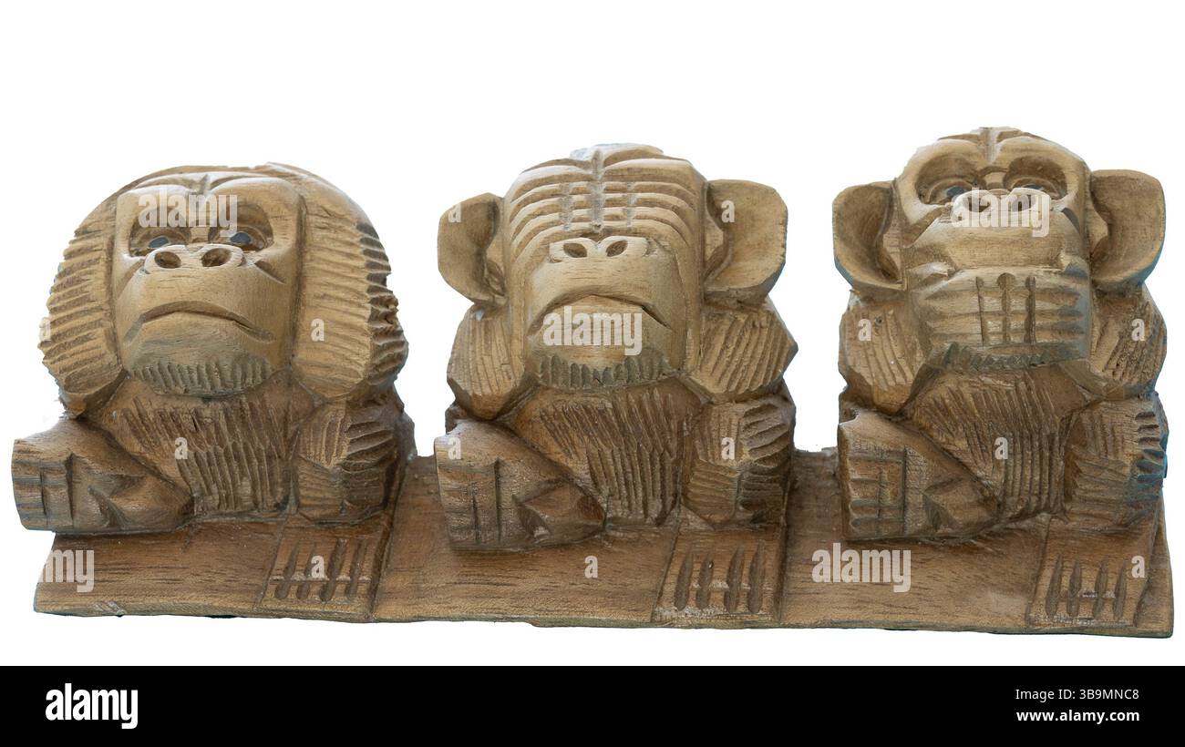 Le scimmie di legno sono raffigurate in posizione seduta, con le mani che coprono gli occhi, le orecchie e la bocca. "Non vedere il male, non sentire il male, non parlare il male" Foto Stock