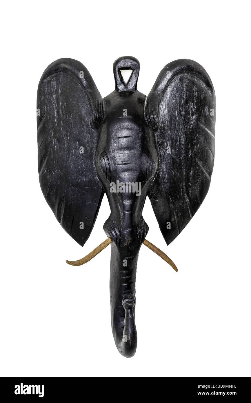 Suggestiva statuetta in legno nero che ricorda un elefante con grandi ali prominenti. La scultura ha un'estetica tribale o africana distinta. Foto Stock