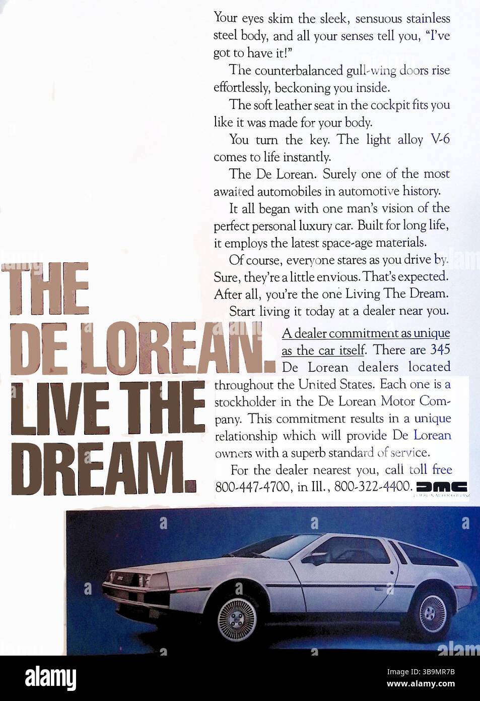 Questo annuncio del 1982 promuove l'iconica DeLorean DMC-12, mettendo in risalto il corpo in acciaio inossidabile, le ante ad ali di gabbiano e il fascino futuristico. Invita i conducenti a "vivere il sogno" con un'auto di lusso costruita con materiali dell'era spaziale. L'auto, nata da un'idea del controverso dirigente automobilistico John DeLorean, è diventata leggendaria per il suo design audace e il famigerato legame con lo scandalo finanziario. Foto Stock Questo annuncio del 1982 promuove l'iconica DeLorean DMC-12, mettendo in risalto il corpo in acciaio inossidabile, le ante ad ali di gabbiano e il fascino futuristico. Invita i conducenti a "vivere il sogno" con un'auto di lusso costruita con materiali dell'era spaziale. L'auto, nata da un'idea del controverso dirigente automobilistico John DeLorean, è diventata leggendaria per il suo design audace e il famigerato legame con lo scandalo finanziario. Foto Stock