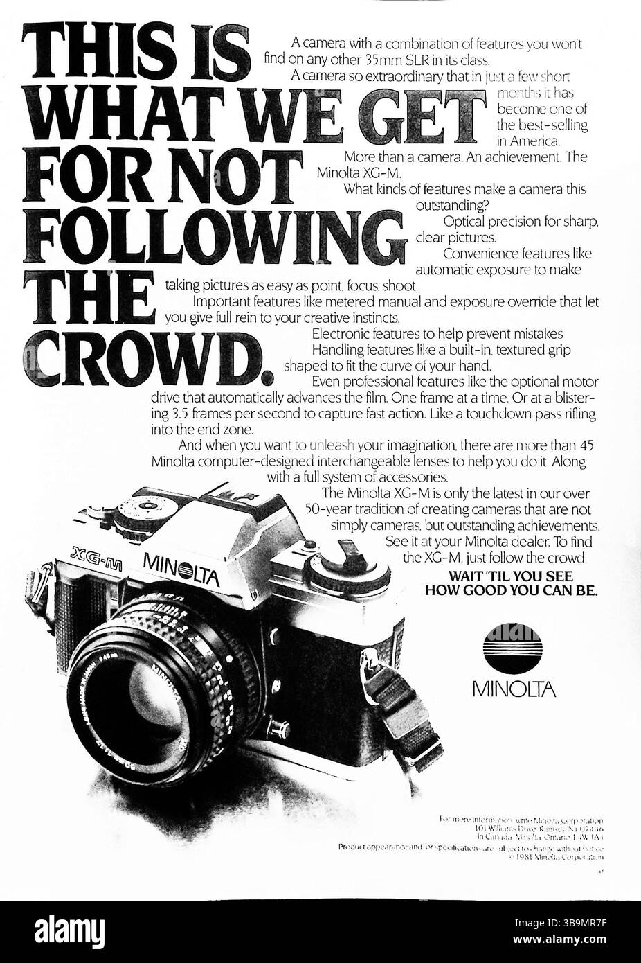 Questo annuncio del 1982 per la fotocamera Minolta XG-M sottolinea l'innovazione rispetto alla conformità, vantando caratteristiche come l'esposizione automatica, l'azionamento del motore e gli obiettivi intercambiabili. Mette in evidenza la reputazione di Minolta per la precisione, la facilità d'uso e le prestazioni di livello professionale in una reflex consumer-friendly. La tipografia audace rafforza lo slogan: “Questo è ciò che otteniamo per non seguire la folla”. Foto Stock