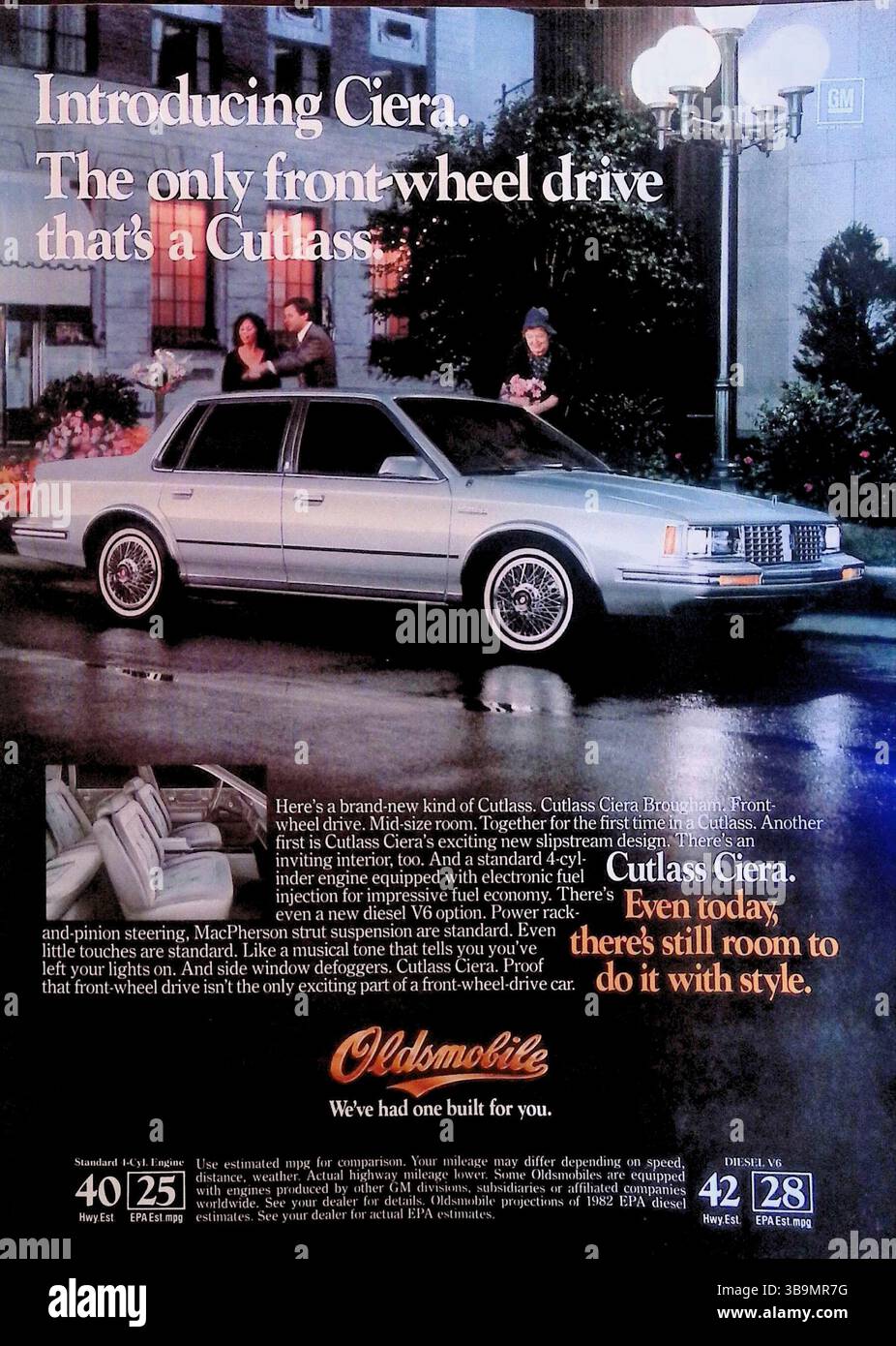Questo annuncio del 1982 presenta la Oldsmobile Cutlass Ciera, la prima Cutlass a trazione anteriore. Mette in risalto il nuovo design elegante, gli interni spaziosi, il motore a 4 cilindri con iniezione elettronica e il motore diesel V6 opzionale. Sottolineando il comfort, lo stile e l'innovazione, l'annuncio posiziona la Ciera come una scelta elegante ma pratica per i conducenti moderni. Foto Stock Questo annuncio del 1982 presenta la Oldsmobile Cutlass Ciera, la prima Cutlass a trazione anteriore. Mette in risalto il nuovo design elegante, gli interni spaziosi, il motore a 4 cilindri con iniezione elettronica e il motore diesel V6 opzionale. Sottolineando il comfort, lo stile e l'innovazione, l'annuncio posiziona la Ciera come una scelta elegante ma pratica per i conducenti moderni. Foto Stock