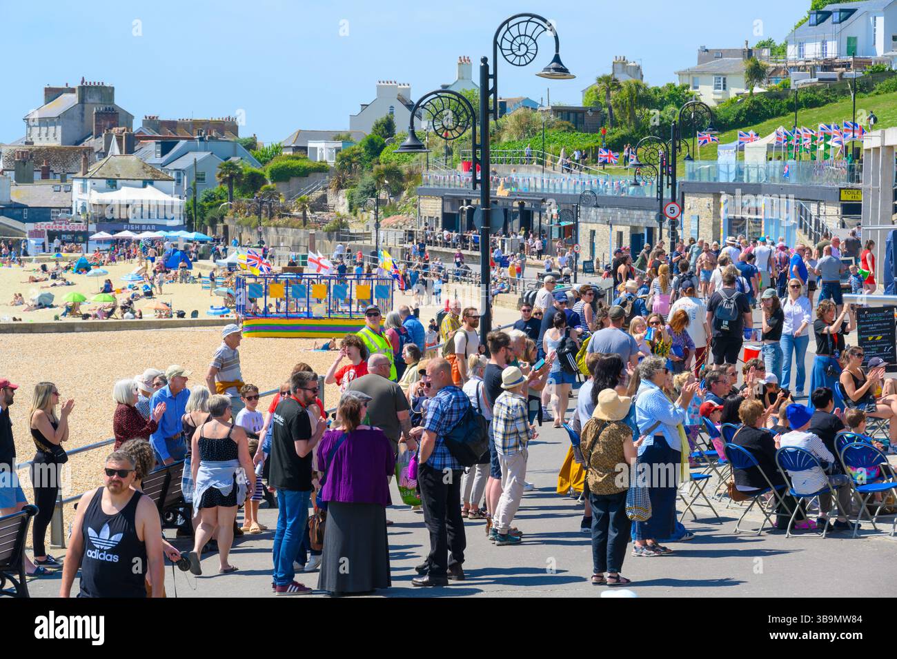 Lyme Regis, Dorset, Regno Unito. 10 maggio 2025. Meteo nel Regno Unito. I visitatori e la gente del posto si affollano nella località balneare di Lyme Regis per immergersi nel caldo sole e nell'atmosfera del festival all'evento annuale Busking Festival di B Sharp. La gente ha trascorso una giornata di attività musicali e spettacoli lungo il lungomare, mentre gli amanti della spiaggia si sono crogiolati al sole caldo sulla spiaggia. Crediti: Celia McMahon/Alamy Live News Foto Stock