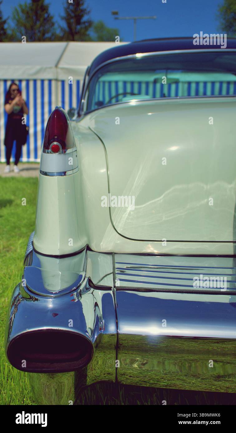 Vista posteriore di un'auto d'epoca americana d'epoca con alette di coda cromate e stile retrò al salone di auto all'aperto il giorno della domenica Foto Stock