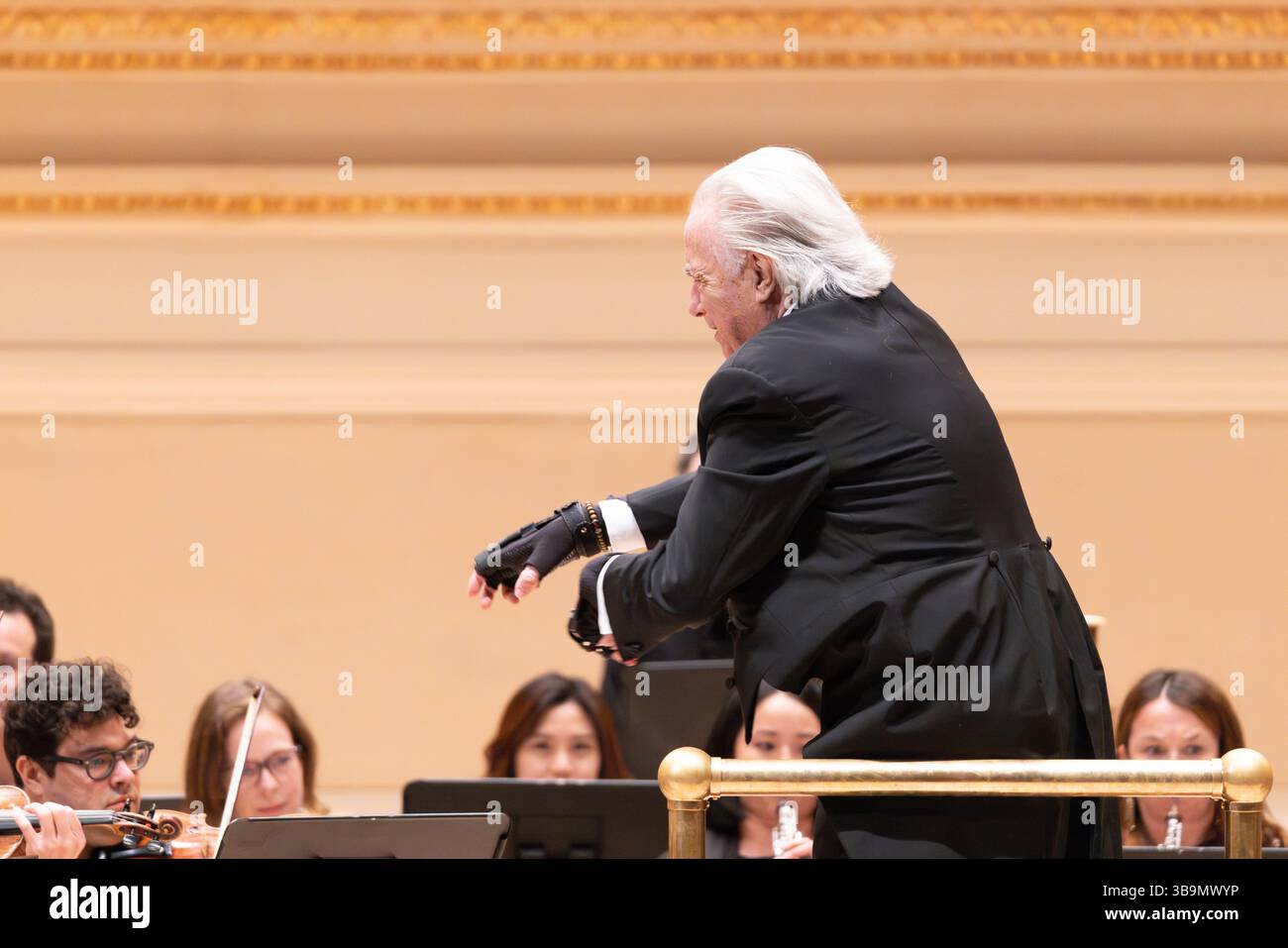 New York, United of America. 9 maggio 2025. Il maestro brasiliano João Carlos Martins saluta il palcoscenico internazionale questo venerdì 9 maggio 2025 con una performance alla Carnegie Hall di New York, lo stesso luogo in cui ha fatto il suo debutto come pianista nel 1962, all'età di 21 anni. Crediti: Brasile Photo Press/Alamy Live News Foto Stock