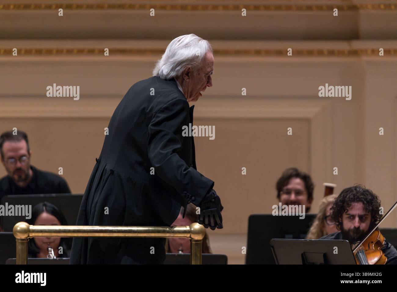 New York, United of America. 9 maggio 2025. Il maestro brasiliano João Carlos Martins saluta il palcoscenico internazionale questo venerdì 9 maggio 2025 con una performance alla Carnegie Hall di New York, lo stesso luogo in cui ha fatto il suo debutto come pianista nel 1962, all'età di 21 anni. Crediti: Brasile Photo Press/Alamy Live News Foto Stock