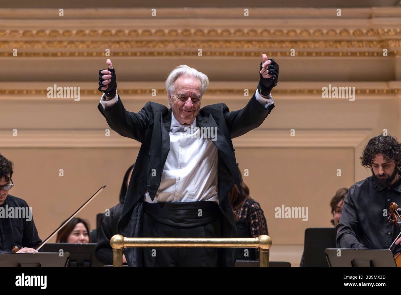 New York, United of America. 9 maggio 2025. Il maestro brasiliano João Carlos Martins saluta il palcoscenico internazionale questo venerdì 9 maggio 2025 con una performance alla Carnegie Hall di New York, lo stesso luogo in cui ha fatto il suo debutto come pianista nel 1962, all'età di 21 anni. Crediti: Brasile Photo Press/Alamy Live News Foto Stock