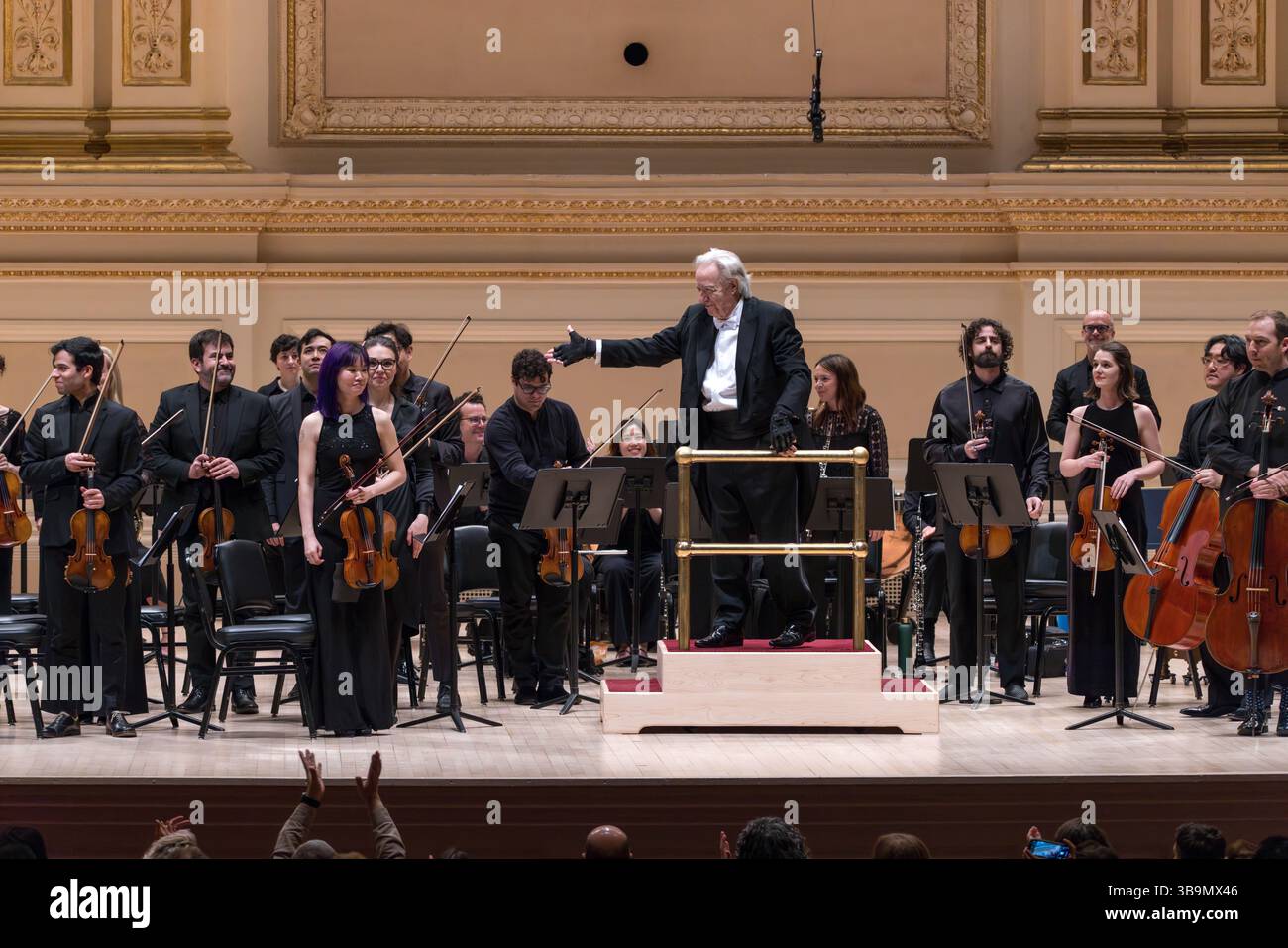New York, United of America. 9 maggio 2025. Il maestro brasiliano João Carlos Martins saluta il palcoscenico internazionale questo venerdì 9 maggio 2025 con una performance alla Carnegie Hall di New York, lo stesso luogo in cui ha fatto il suo debutto come pianista nel 1962, all'età di 21 anni. Crediti: Brasile Photo Press/Alamy Live News Foto Stock