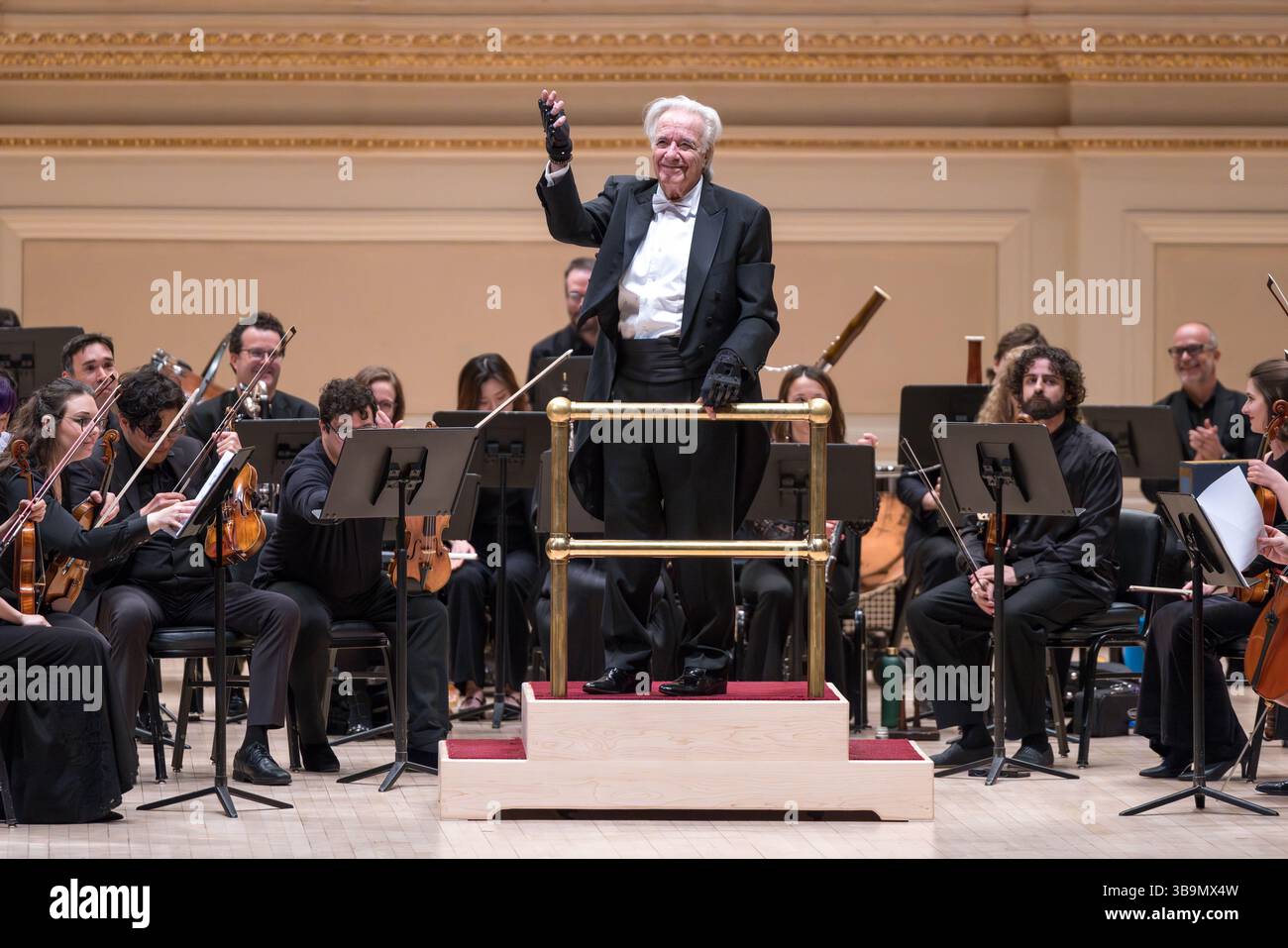New York, United of America. 9 maggio 2025. Il maestro brasiliano João Carlos Martins saluta il palcoscenico internazionale questo venerdì 9 maggio 2025 con una performance alla Carnegie Hall di New York, lo stesso luogo in cui ha fatto il suo debutto come pianista nel 1962, all'età di 21 anni. Crediti: Brasile Photo Press/Alamy Live News Foto Stock