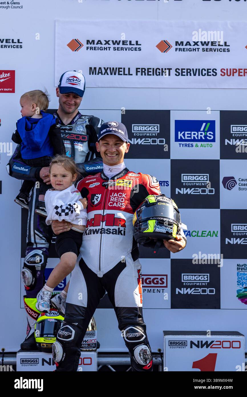 Portstewart, Regno Unito. 10 maggio 2025. Richard Cooper Yamaha (KMR Kawasaki) ha vinto gara 1 (Maxwell Freight Services SuperTwin) alla NorthWest200 2° è stato Adam McClean su una Yamaha (Flintwick Motercycling/SMV). Il 3° è stato Jeremy McWilliams a cavallo di una Aprilia (JMCC RACING) Credit: Bonzo/Alamy Live News Foto Stock