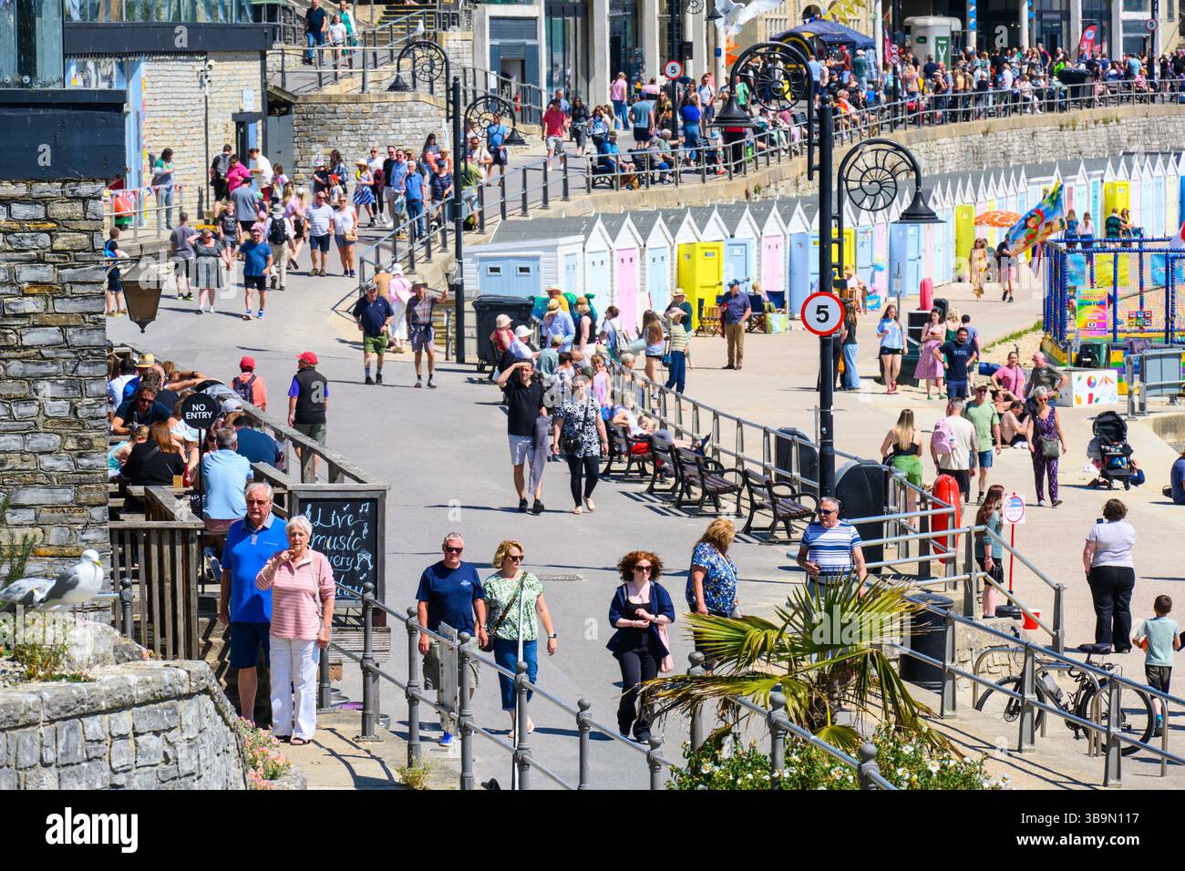 Lyme Regis, Dorset, Regno Unito. 10 maggio 2025. Meteo nel Regno Unito. I visitatori e la gente del posto si affollano nella località balneare di Lyme Regis per immergersi nel caldo sole e nell'atmosfera del festival all'evento annuale Busking Festival di B Sharp. La gente ha trascorso una giornata di attività musicali e spettacoli lungo il lungomare, mentre gli amanti della spiaggia si sono crogiolati al sole caldo sulla spiaggia. Crediti: Celia McMahon/Alamy Live News Foto Stock