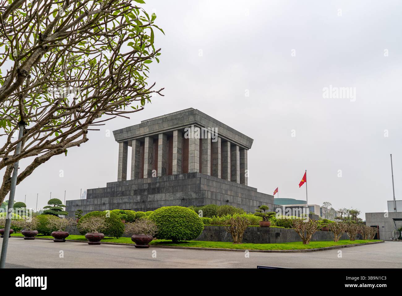 Un grandioso edificio sorge con orgoglio in Vietnam, circondato da una vegetazione lussureggiante. Il monumento è un punto di riferimento significativo nel paese. Foto Stock