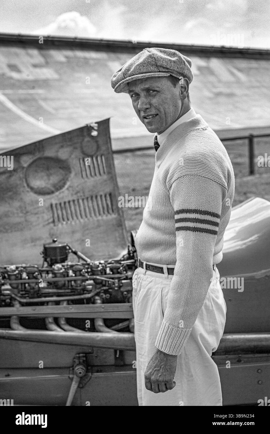 uomo elegante, in piedi, accanto al cofano motore aperto, Foto Stock