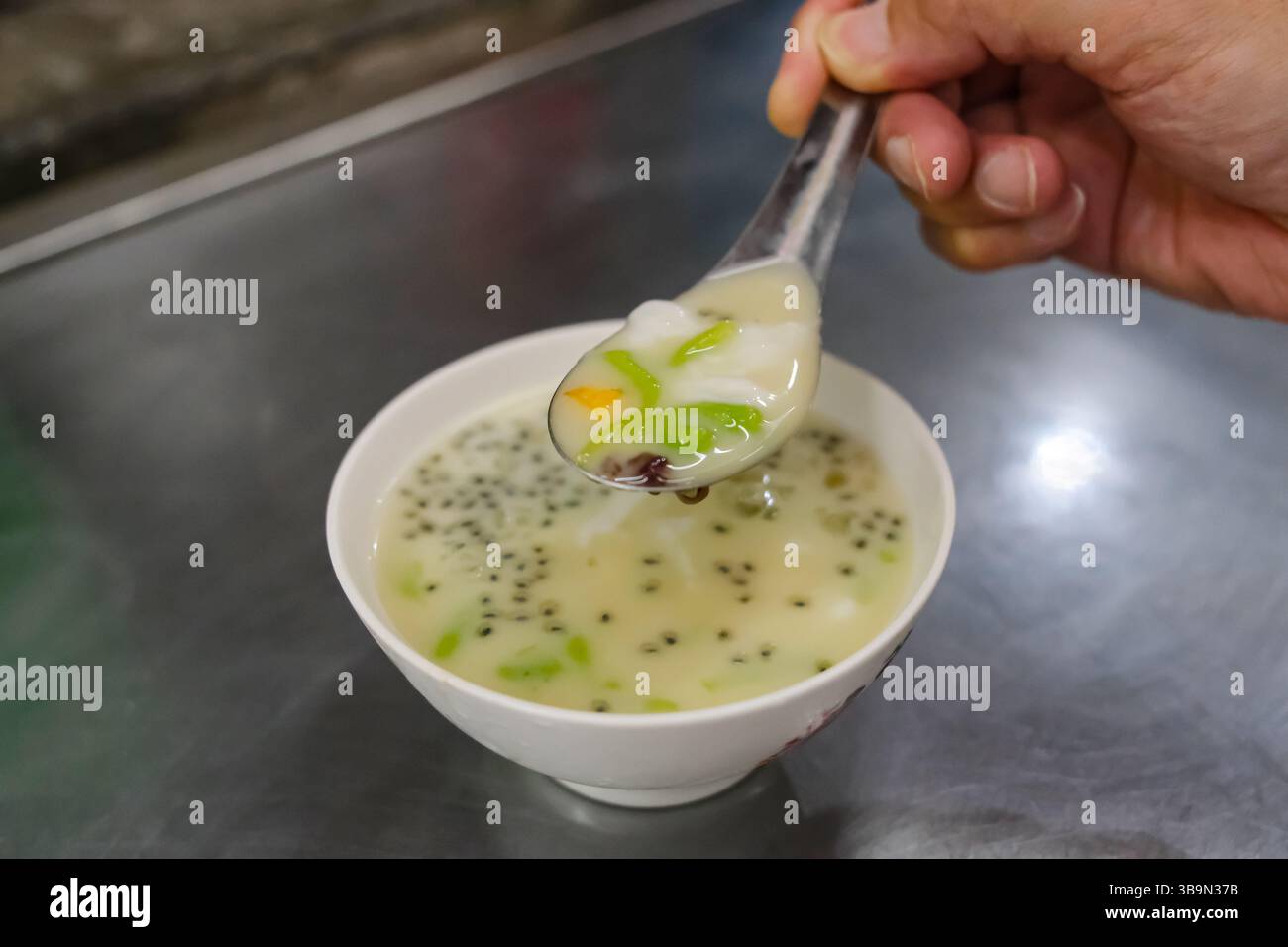 Dessert al cendol con latte di cocco e gelatina Foto Stock