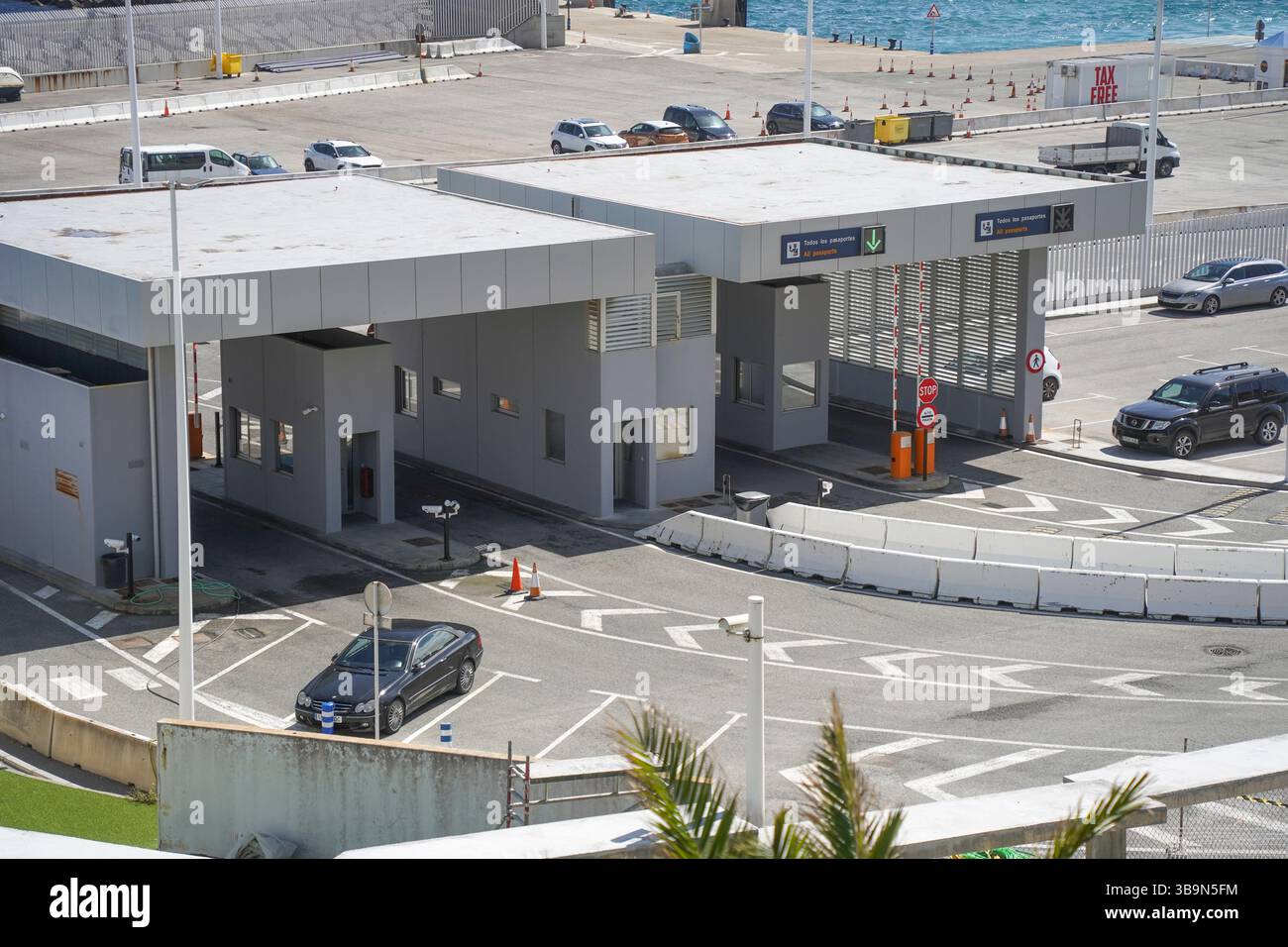 Porto dei traghetti, controllo passaporti di Tarifa per Tangeri in Marocco. Andalusia, Spagna. Foto Stock