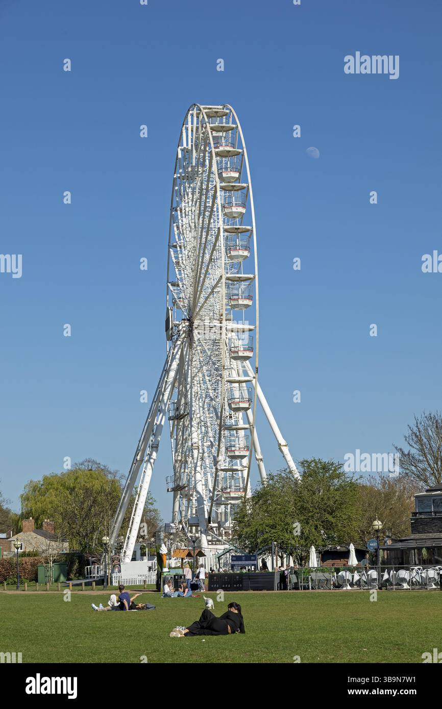 People, Ferris Wheel, Recreation Ground, Stratford-upon-Avon, Warwickshire, Inghilterra, Gran Bretagna Foto Stock