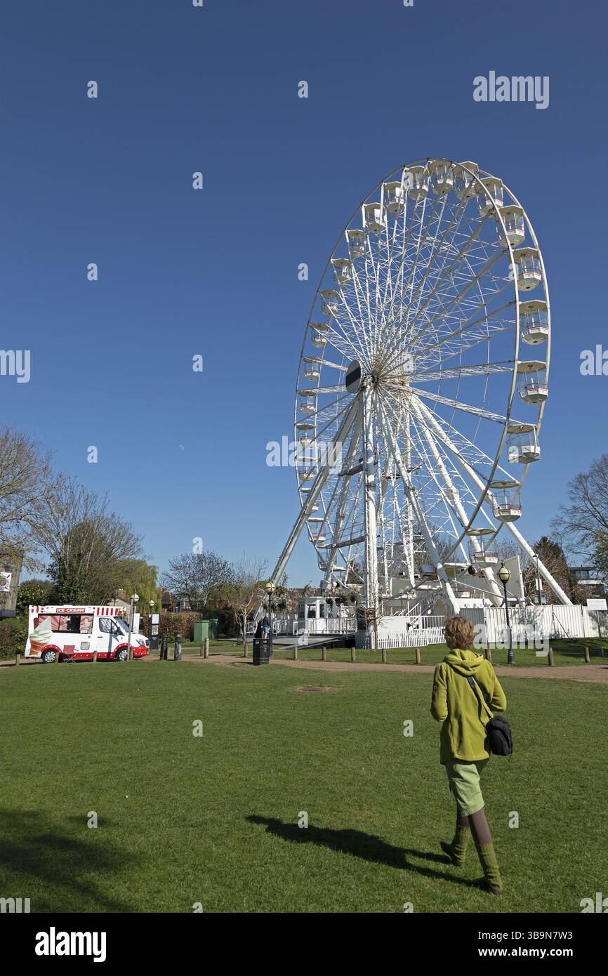 Woman, ruota panoramica, Recreation Ground, Stratford-upon-Avon, Warwickshire, Inghilterra, Gran Bretagna Foto Stock