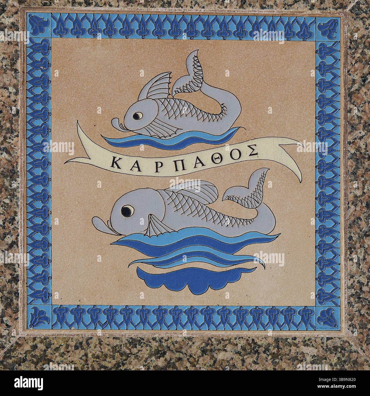 Piastrelle colorate del pavimento presso il Vecchio Acquario, raffiguranti l'isola del Dodecaneso di Karpathos, emblema decorativo con due pesci e onde, incorniciato da una pacca blu Foto Stock