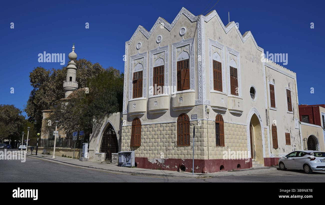 Cimitero musulmano, edificio ad angolo con decorazioni bianche e minareto adiacente, zona del porto, Rodi, Rodi, Dodecaneso, isole greche, Grecia, E. Foto Stock