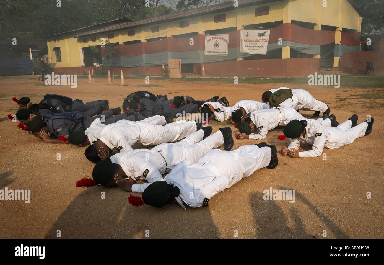 Il personale della difesa civile prende parte all'esercitazione nazionale di preparazione alla guerra, a Guwahati, Assam, India, il 7 maggio 2025. Finta guerra a livello nazionale Foto Stock