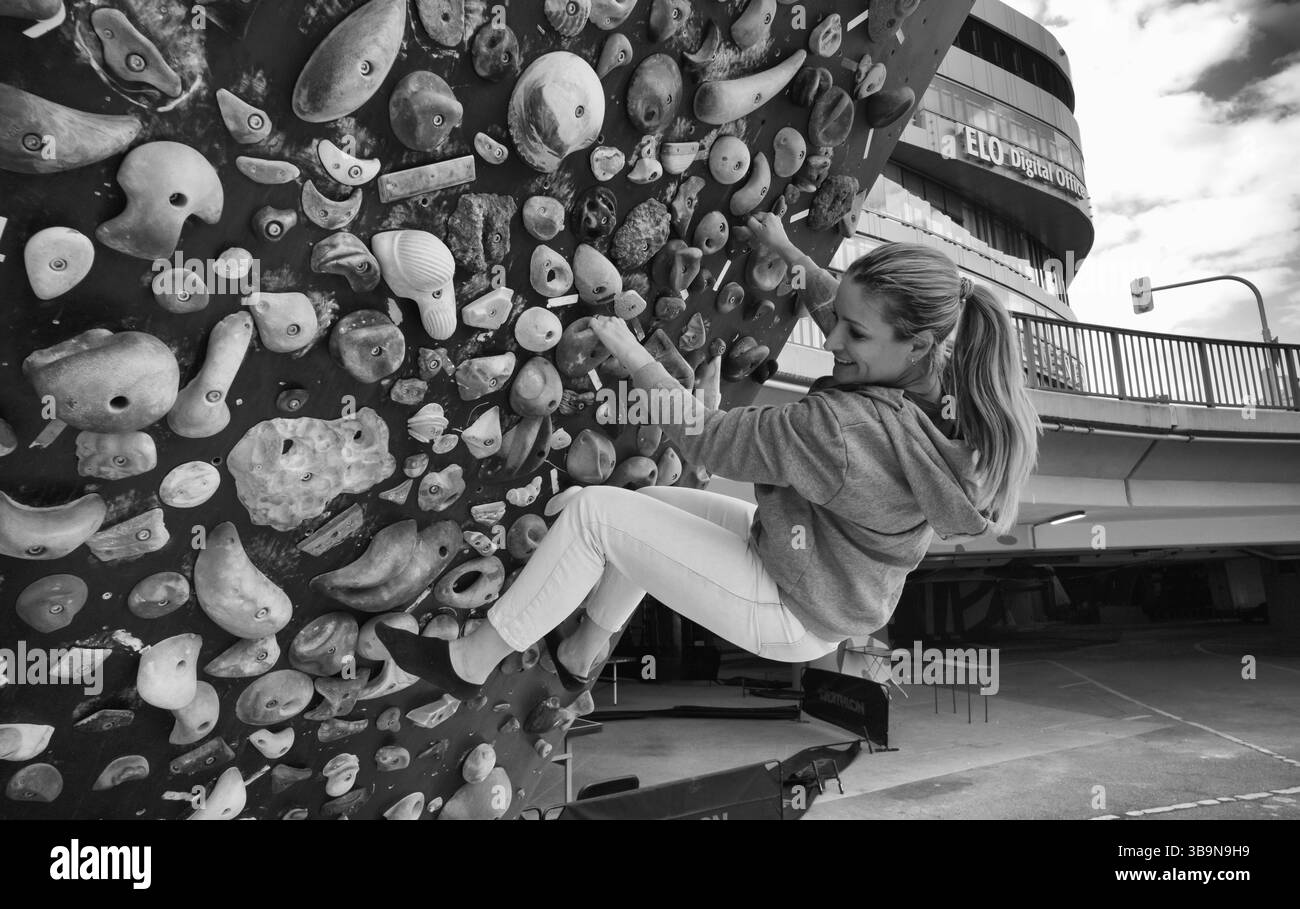 Donna, bionda, 40 anni, arrampicata su parete da arrampicata, urbano, cemento, bianco e nero, Stoccarda, Baden-Wuerttemberg, Germania, Europa Foto Stock