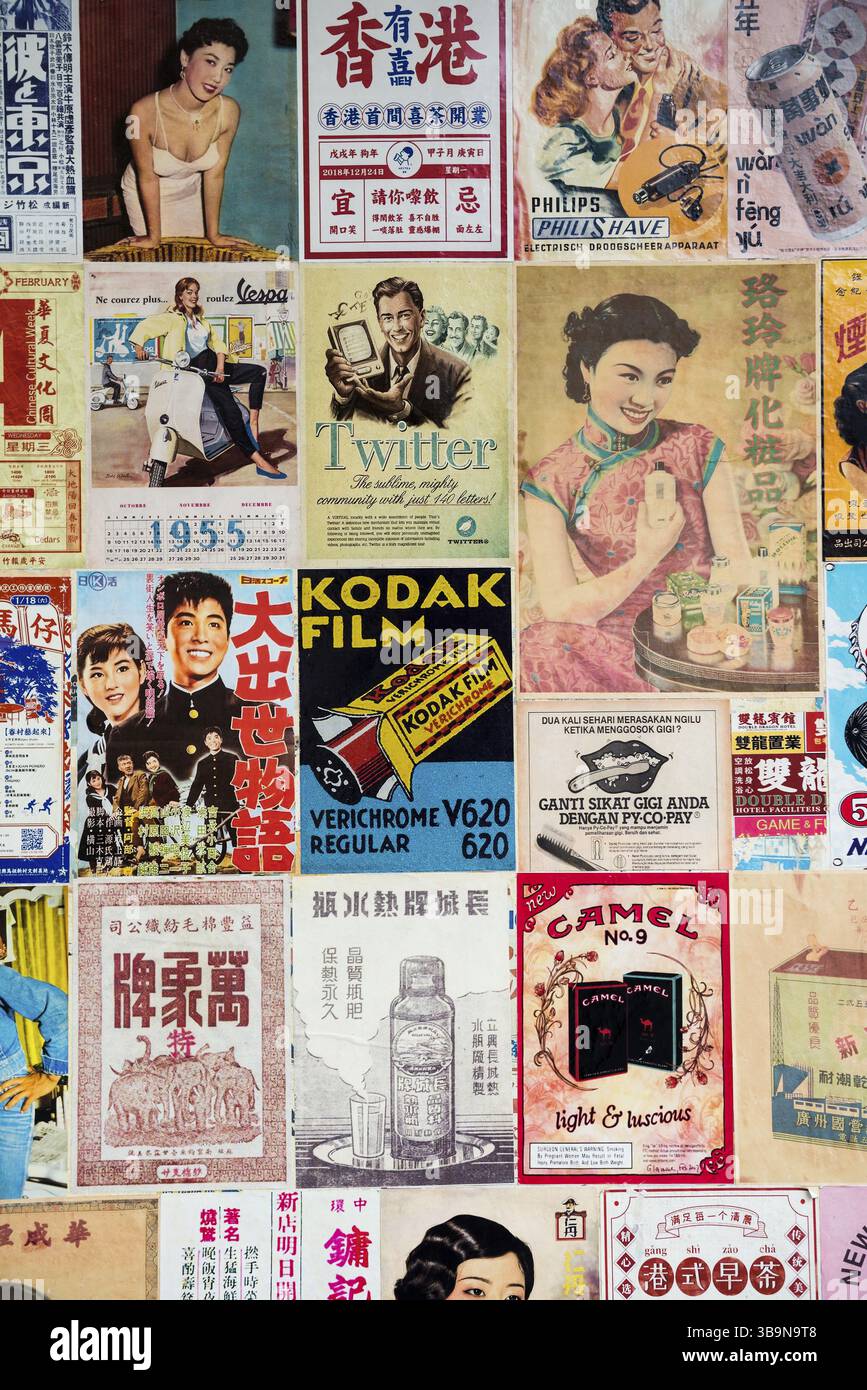 Muro di casa con vecchi poster e pubblicità, Chinatown, Bangkok, Thailandia, Asia Foto Stock