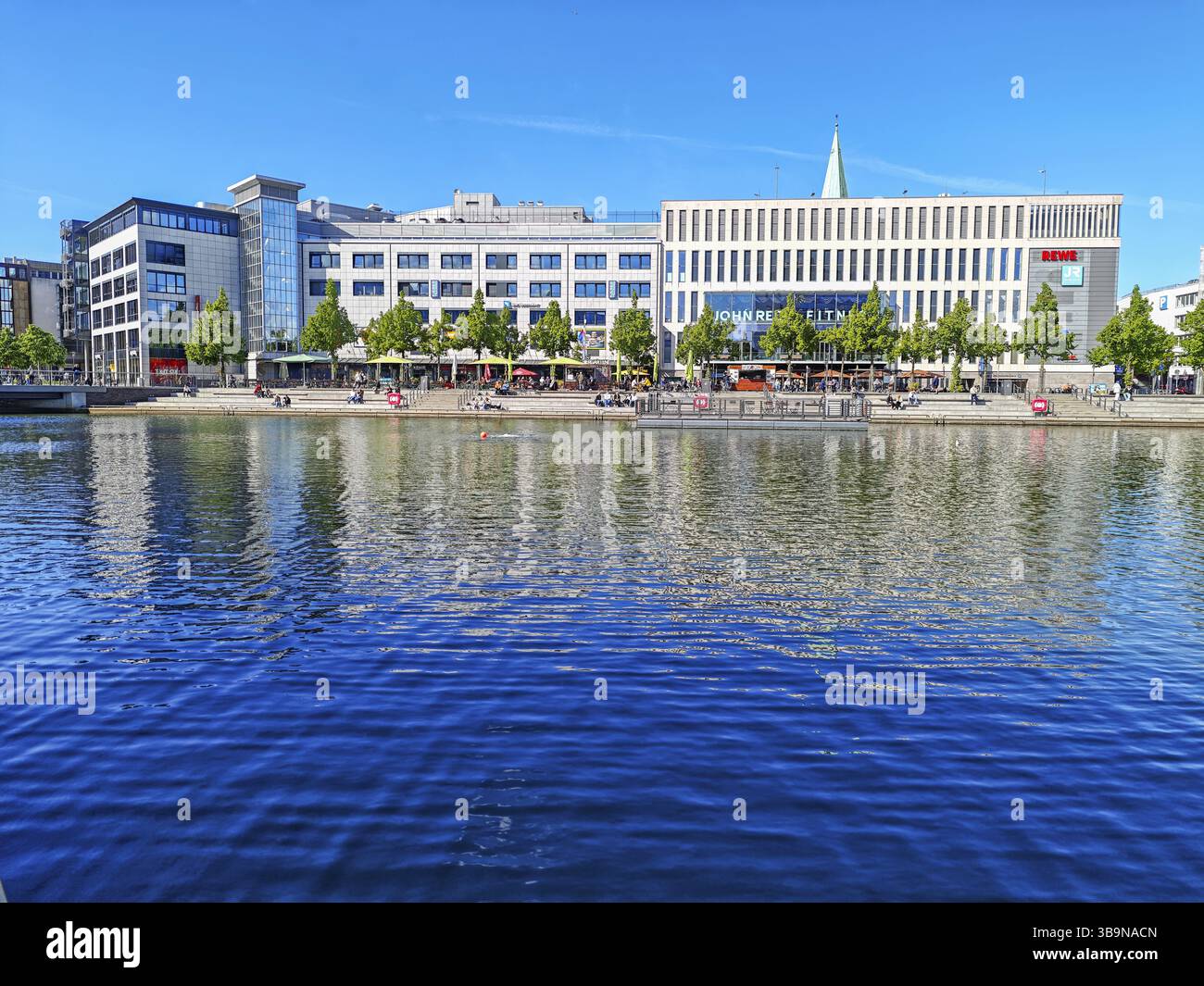 Vista sul porto delle barche, negozi e ristoranti a più piani del centro città, negozi, nuovi edifici, architettura, riflessi sull'acqua, promenad Foto Stock