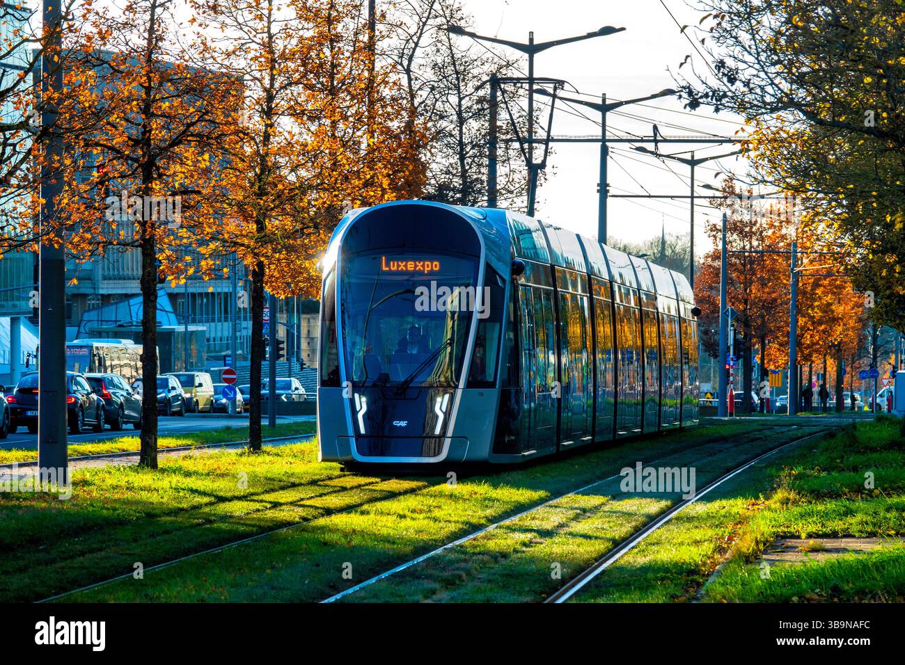 Un tram della CAF Urbos 3 opera in Avenue John F. Kennedy nel quartiere Kirchberg della città di Lussemburgo Foto Stock