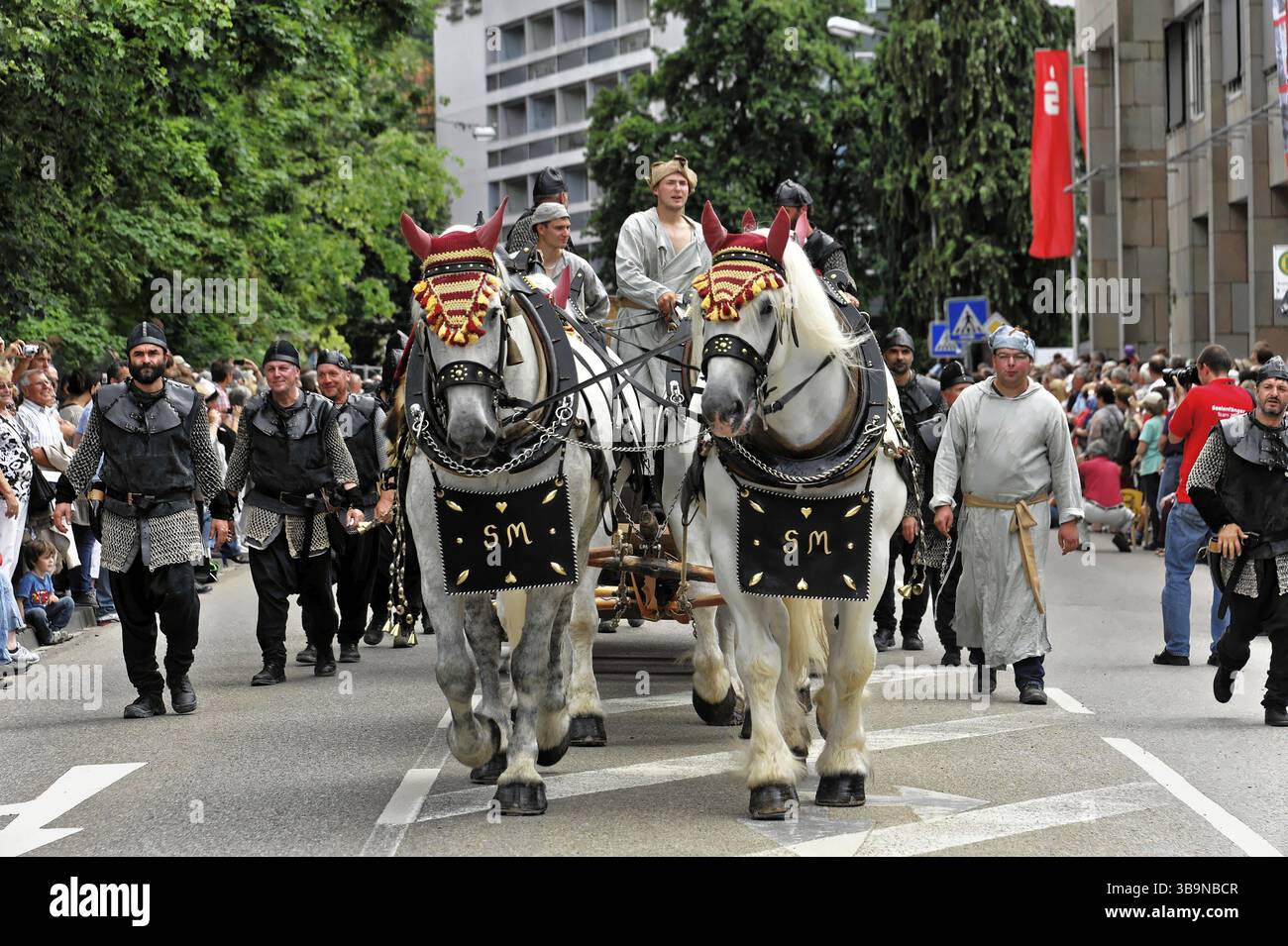 850 anni di Gmuend, Schwaebisch Gmuend, Baden-Wuerttemberg, due cavalli bianchi tirano una carrozza, accompagnati da persone vestite con costumi medievali, 850 Foto Stock