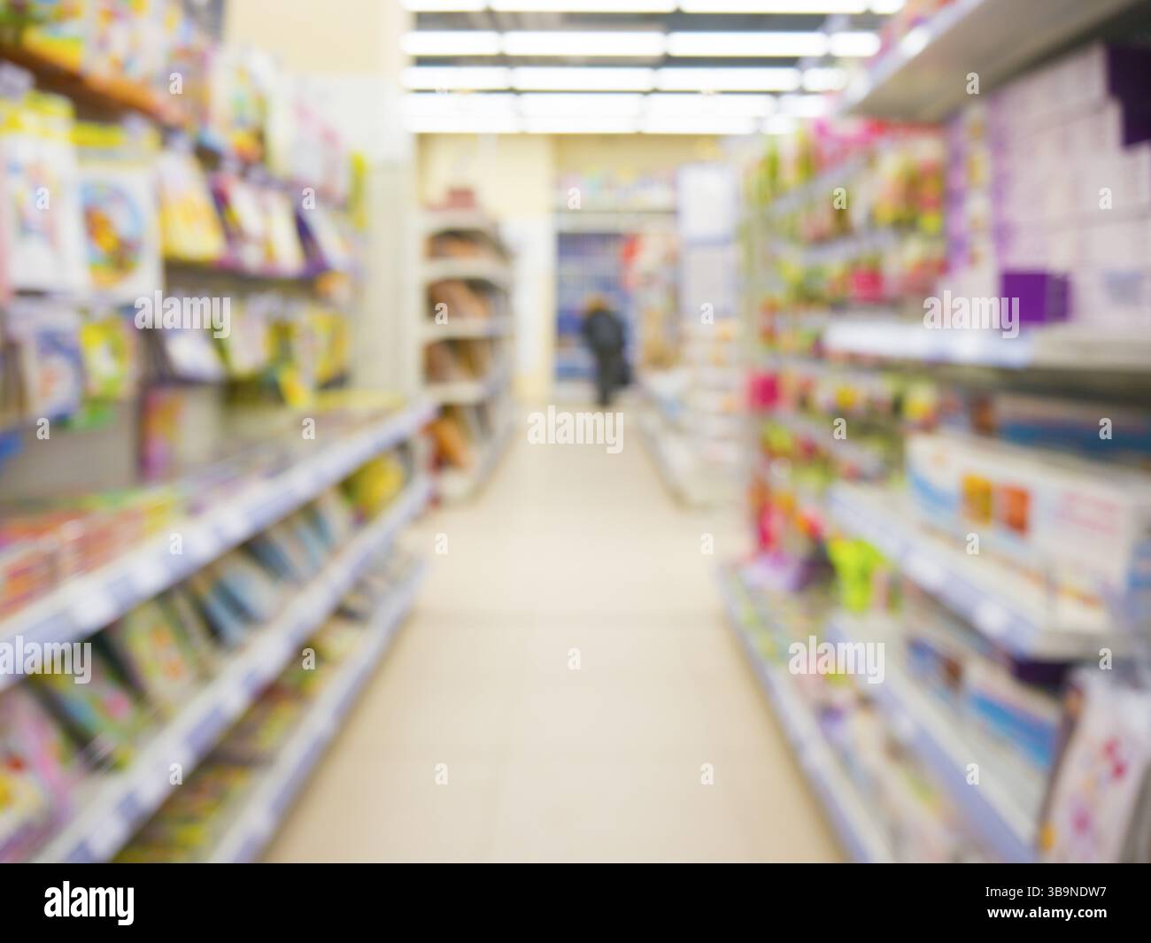 Corridoio del supermercato abstract sfocato con scaffali colorati per la casa come sfondo Foto Stock