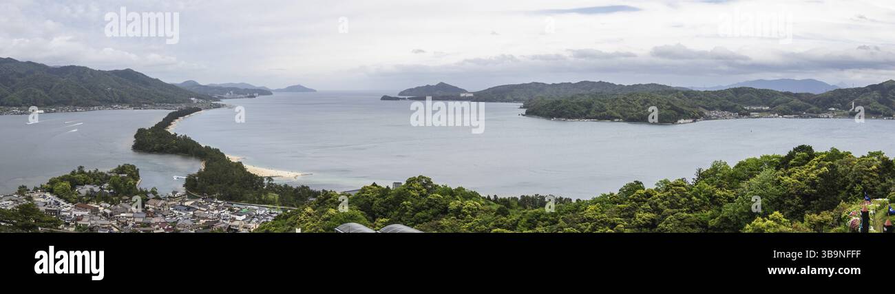 Amanohashidate è una barra di sabbia ricoperta di pini che si estende alla foce della baia di Miyazu nella panoramica regione costiera della prefettura di Kyoto settentrionale. Vista dal Foto Stock