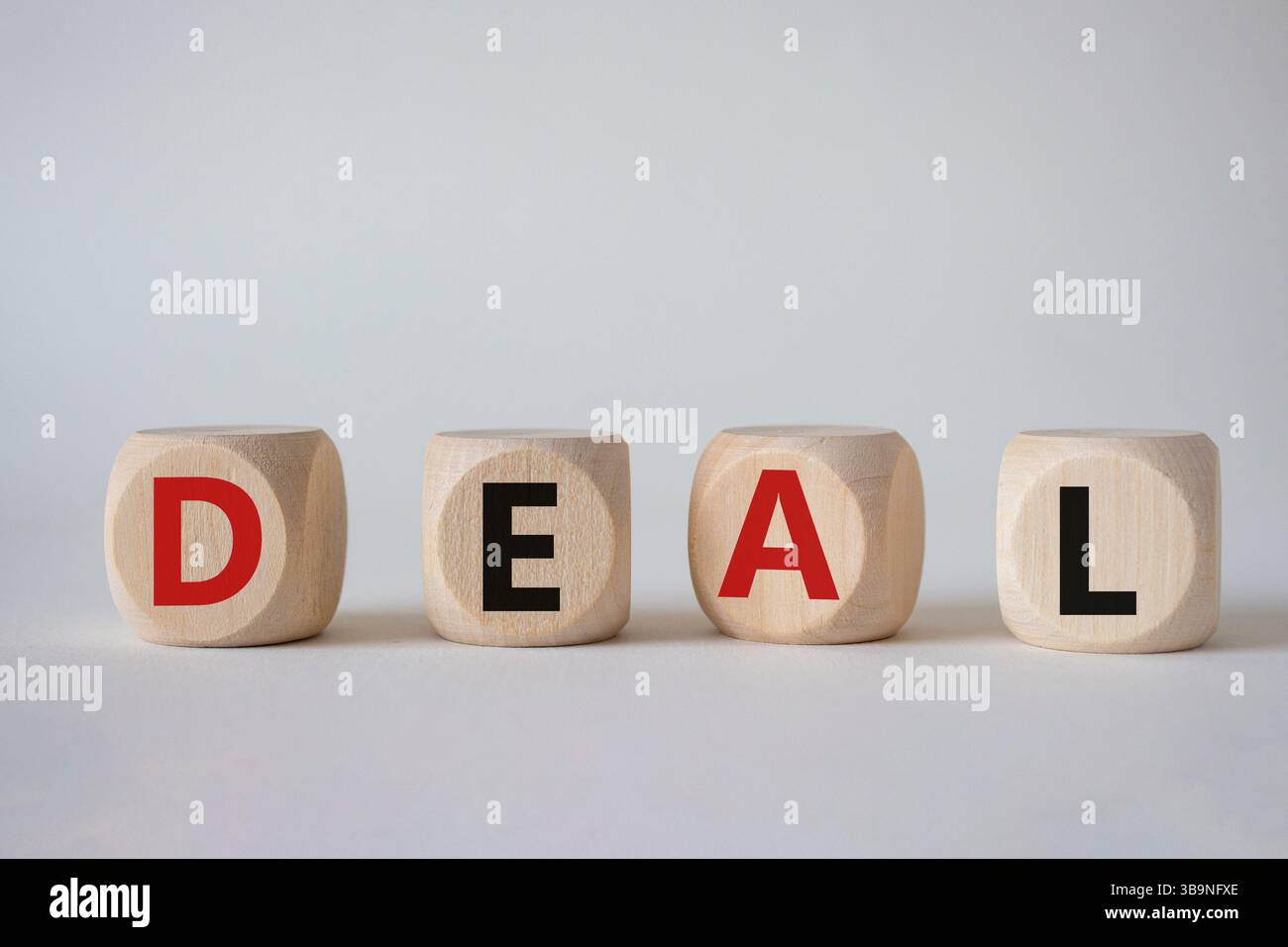 Simbolo dell'accordo. Concept Word deal su cubi di legno. Splendido sfondo bianco. Concetto di affari e affari. Copia spazio. Foto Stock