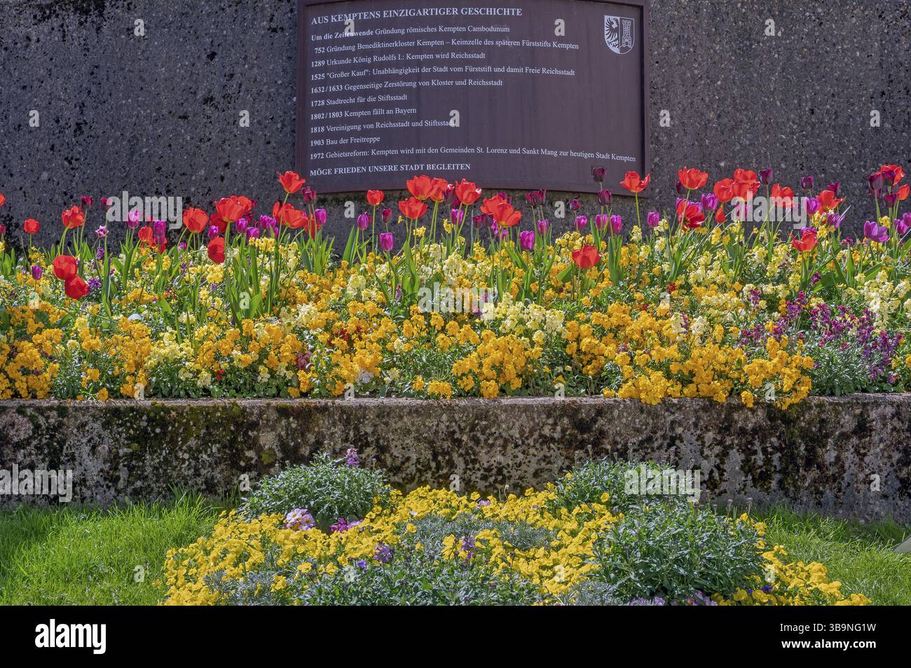 Scala con fiori primaverili e cartello segnaletico, Kempten, Allgaeu, Baviera, Germania, Europa Foto Stock