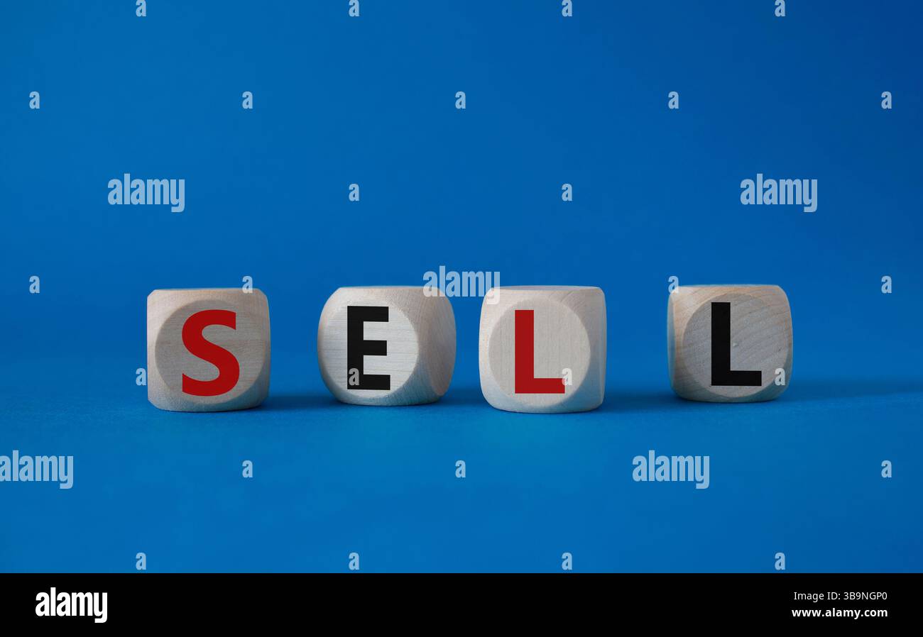 Simbolo di vendita. Concept Word sell su cubi di legno. Bellissimo sfondo blu. Concetto di business e vendita. Copia spazio. Foto Stock