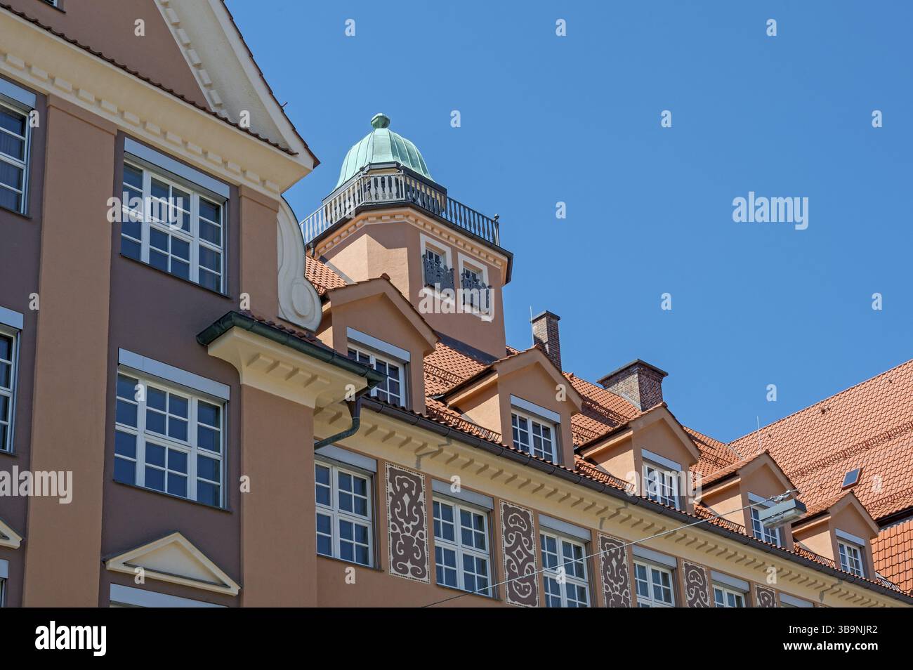 Facciata con torrette e dormitori, Realschule an der Salzstrasse, Kempten, Allgaeu, Svevia, Baviera, Germania, Europa Foto Stock