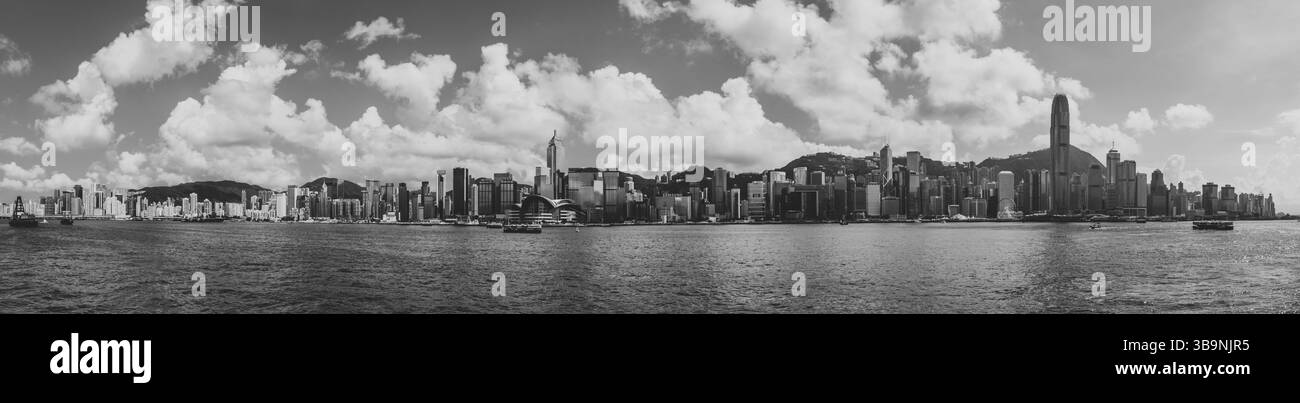 Situato tra l'isola di Hong Kong e la penisola di Kowloon, Victoria Harbour, nota anche come Victoria Bay, è il porto più grande della Cina e il terzo più grande in Foto Stock