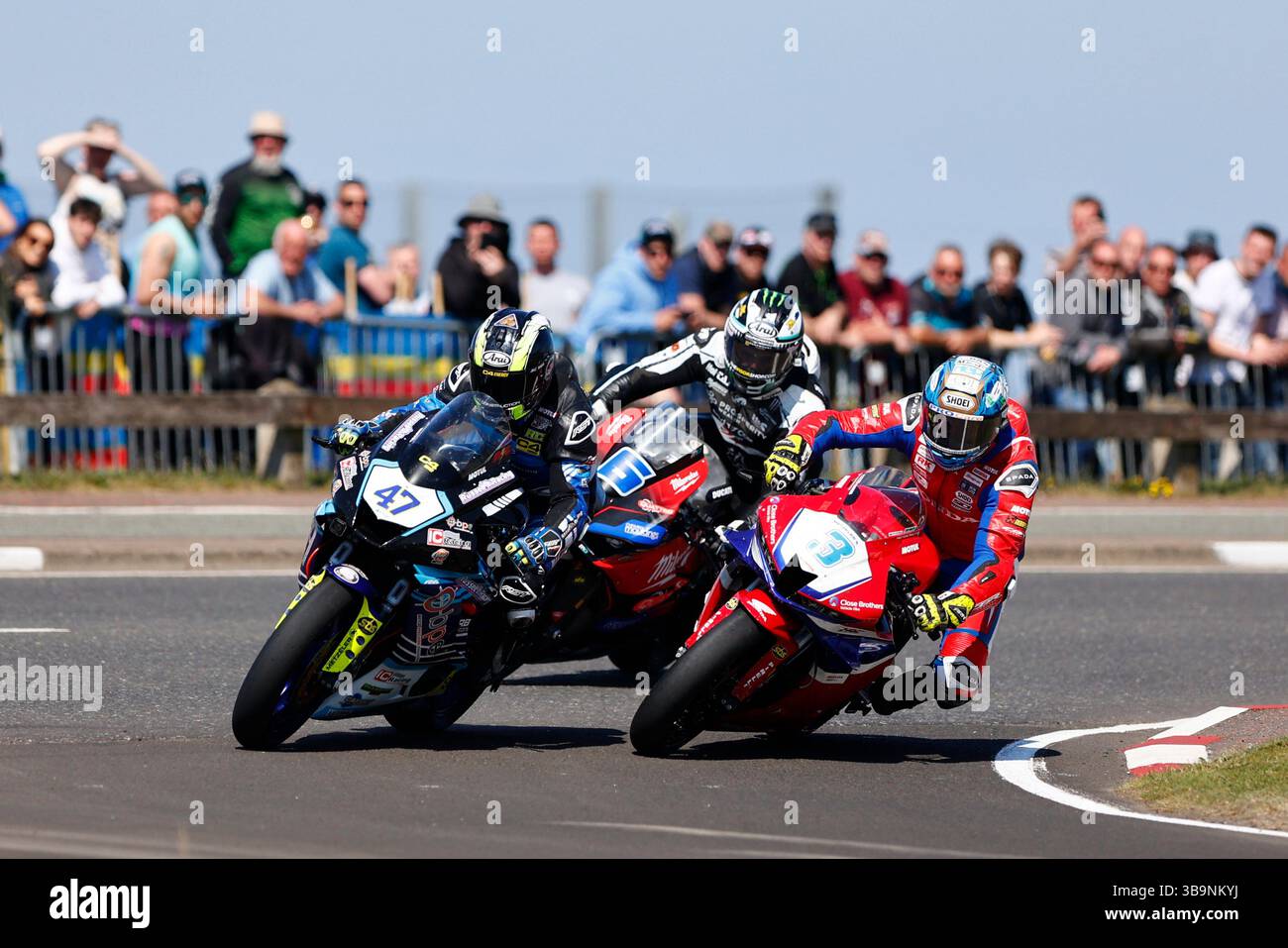 Portrush, Antrim, Irlanda del Nord. 10 maggio 2025; Briggs EquipmentNorth West 200 Motorcycle Race, Portrush, Antrim, Irlanda del Nord; North West 200 Race Day; Richard Cooper (Russell Racing Yamaha), Dean Harrison (Honda Racing UK) e Michael Dunlop (MD Racing Ducati) si mettono in fila all'ultimo angolo dell'ultimo giro Credit: Action Plus Sports Images/Alamy Live News Foto Stock