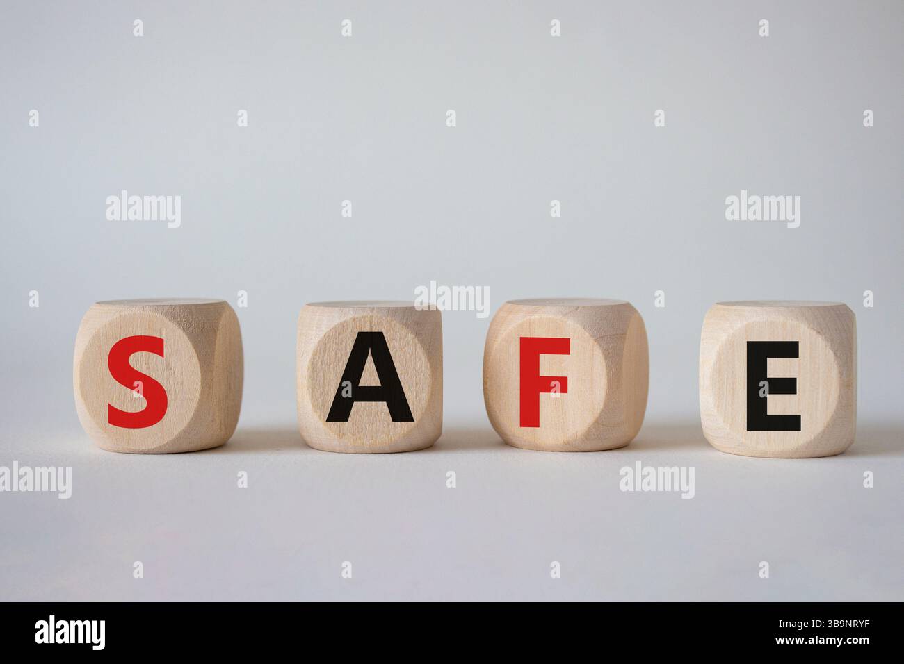 Simbolo di sicurezza. Concetto di sicurezza su cubi di legno. Splendido sfondo bianco. Concetto aziendale e sicuro. Copia spazio. Foto Stock