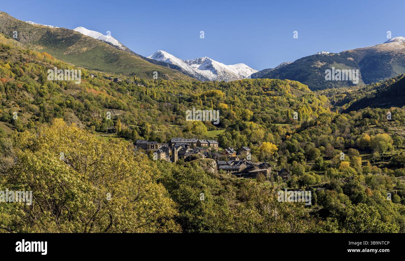 Villaggio di Taull di fronte a PIC del Pesso (2894 m) e pic de les Mussoles (2876 m) Valle di Bohi (la Vall de Boi), Lerida, Spagna, Europa Foto Stock